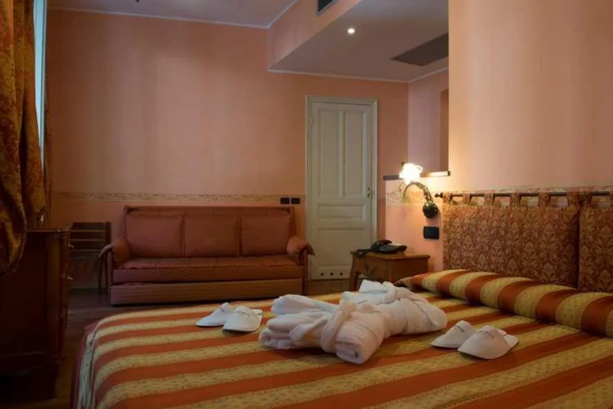 Photo of the whole room, Bed in Hotel Belle Epoque