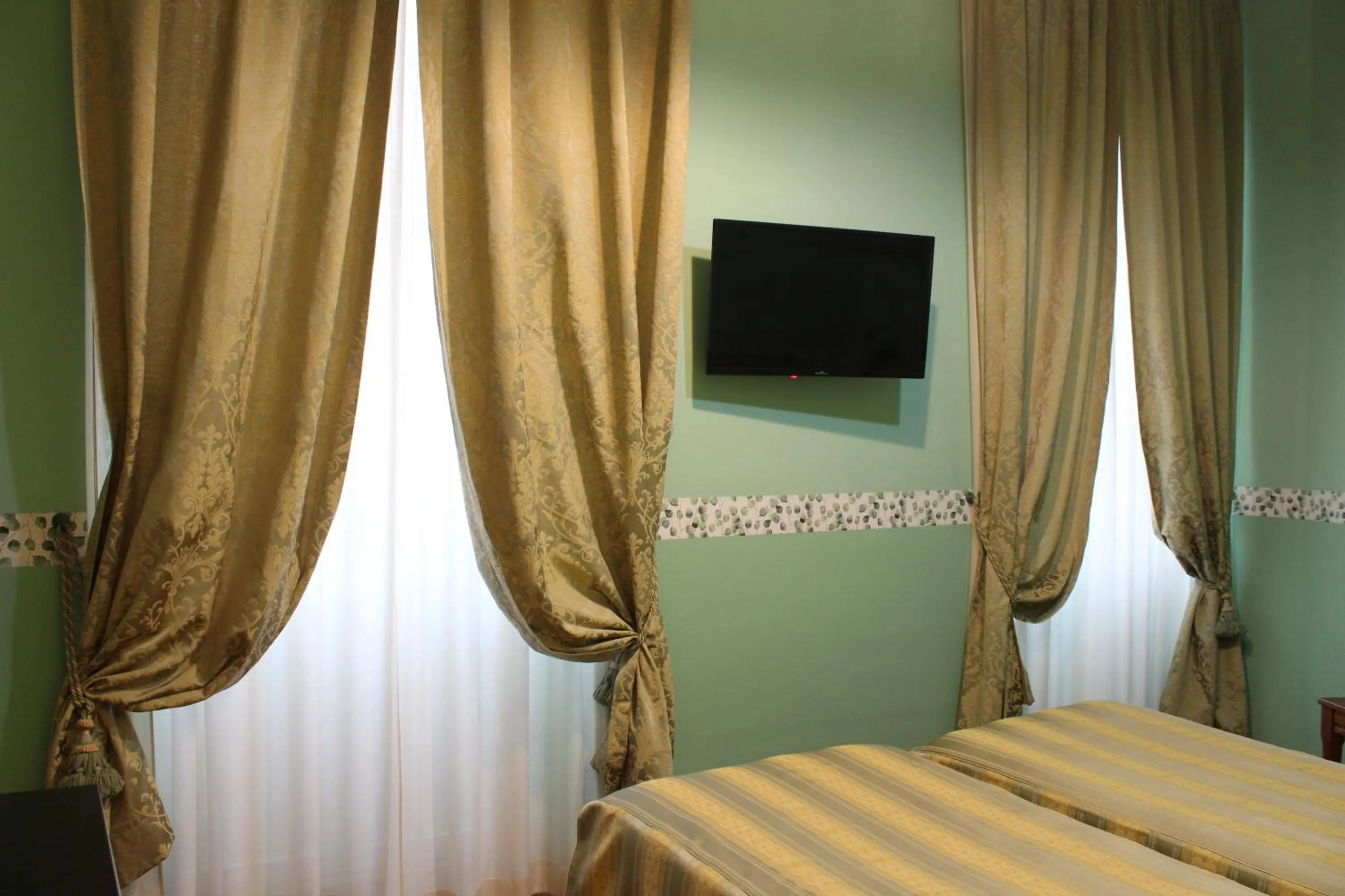 TV and multimedia, Bed in Hotel Belle Epoque