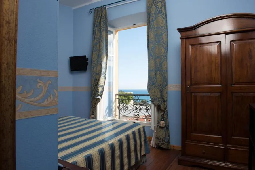 Sea view, Bed in Hotel Belle Epoque