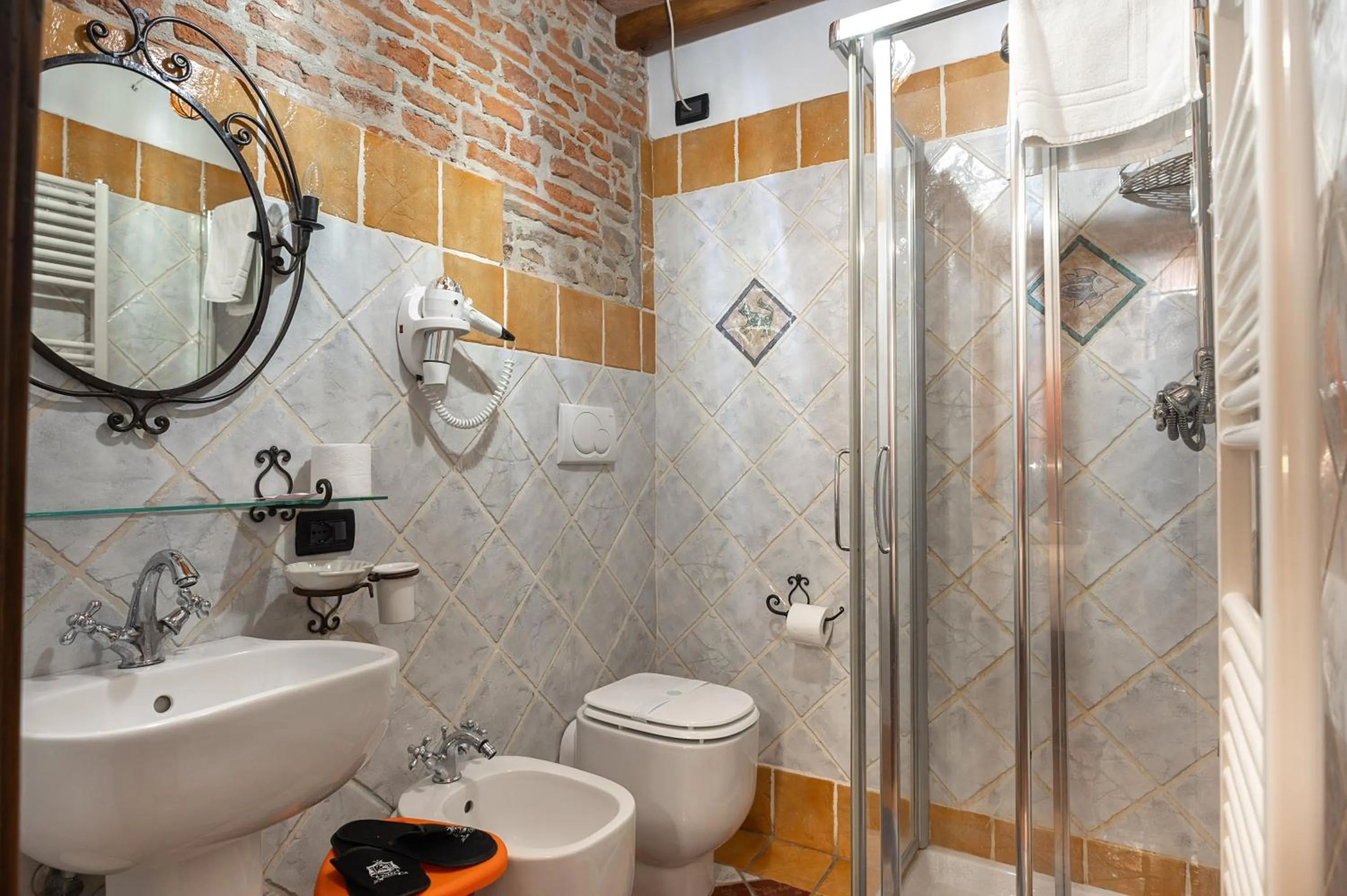 Toilet in Antica Corte dei Principi Charming Rooms