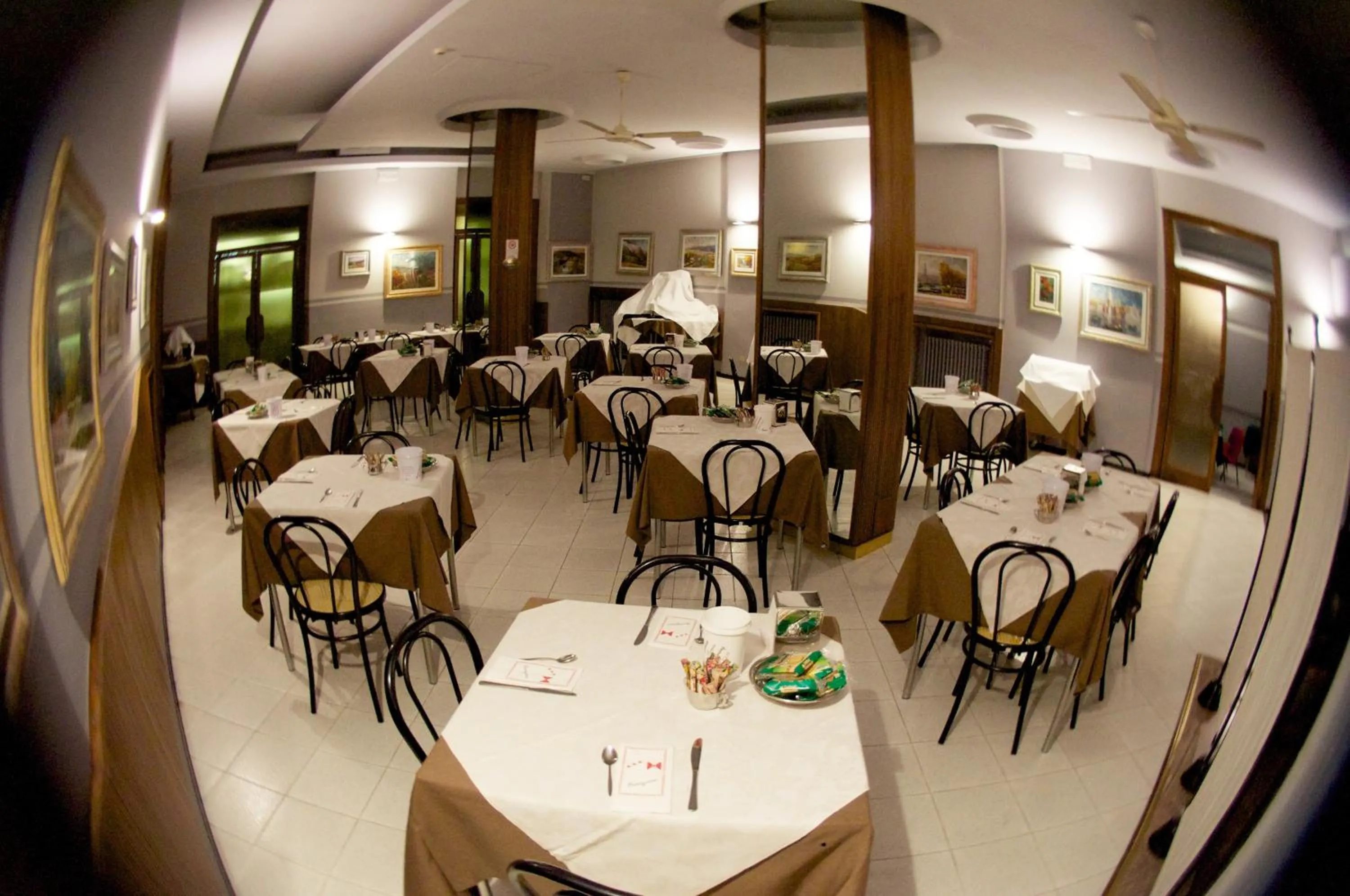 Restaurant/places to eat in Hotel Milano