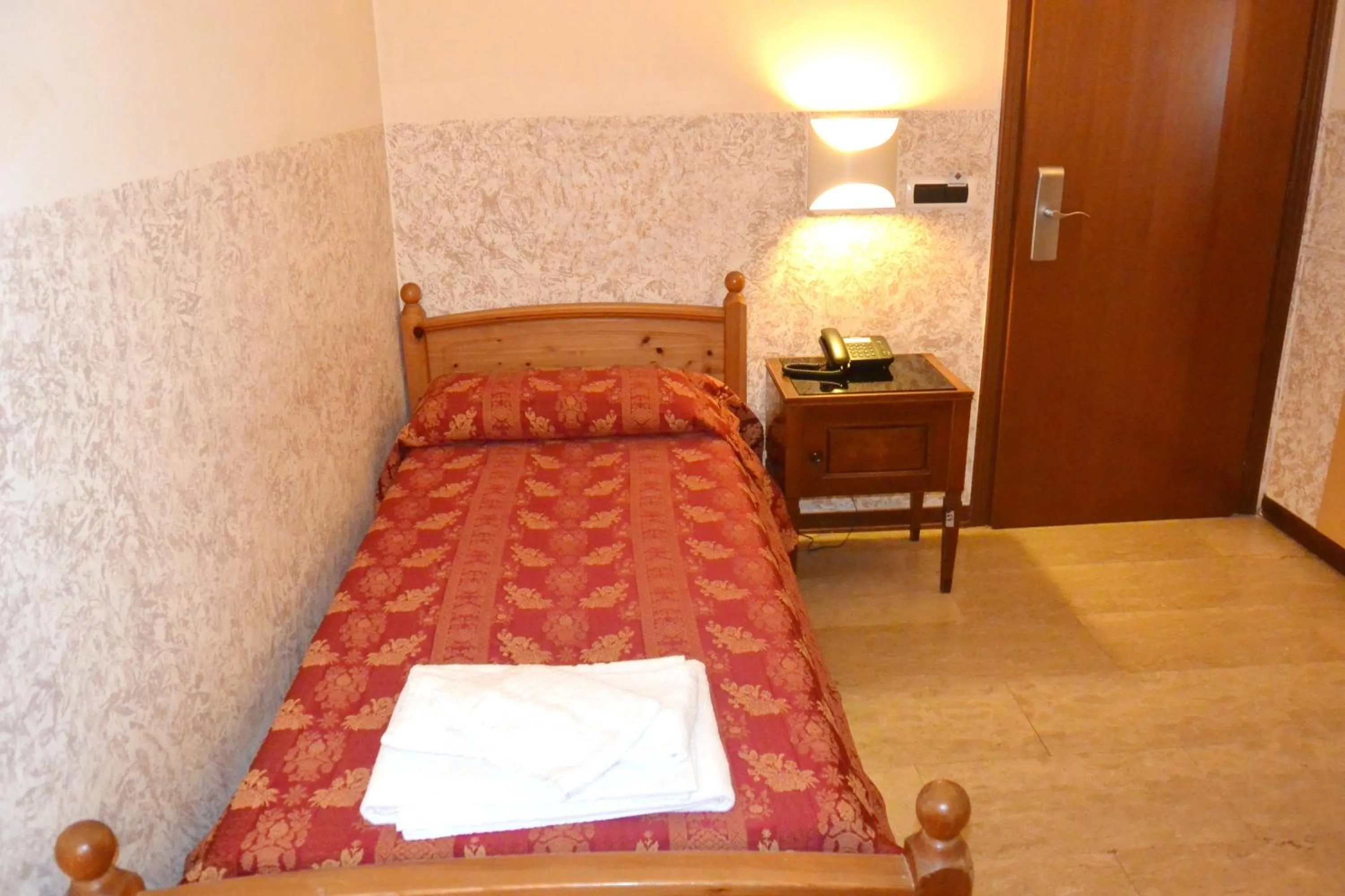 Bed in Hotel Nettuno