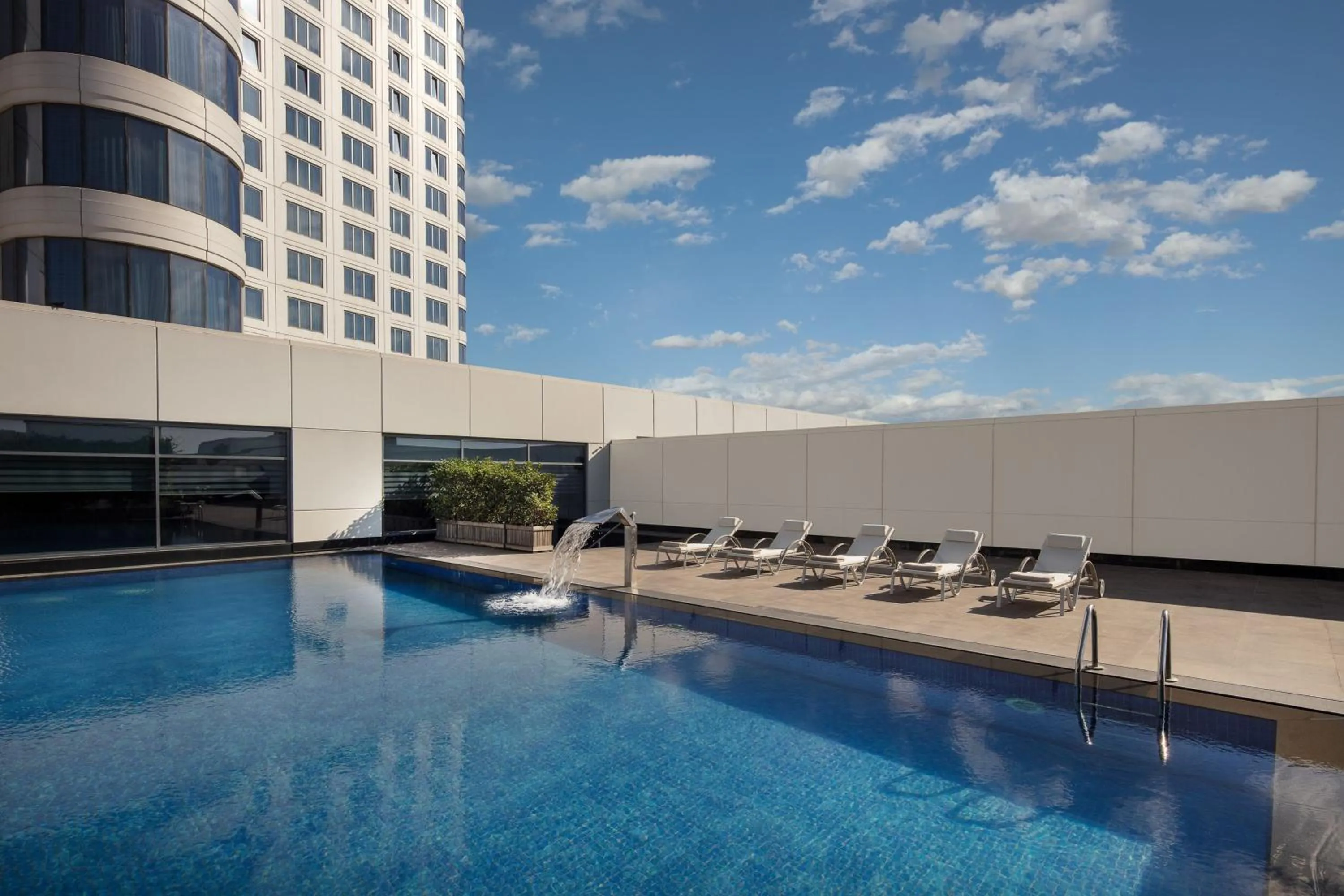 Swimming pool in Istanbul Marriott Hotel Pendik