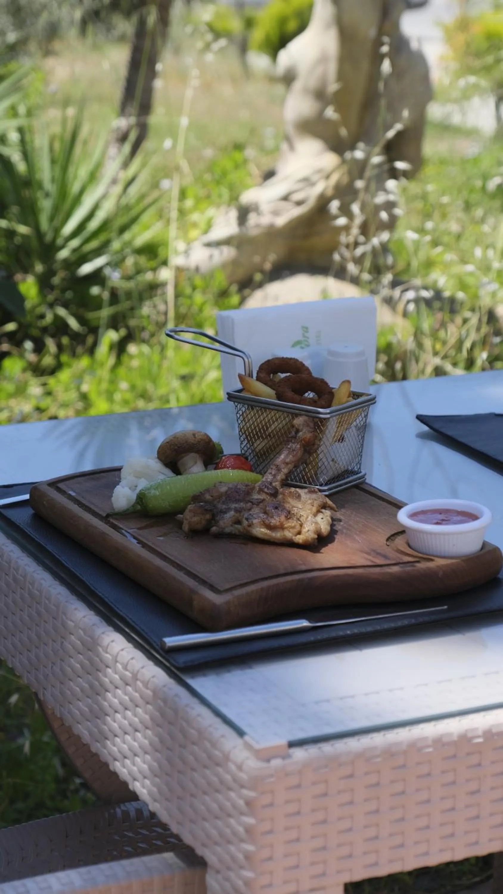 Restaurant/places to eat in Flora Hotel