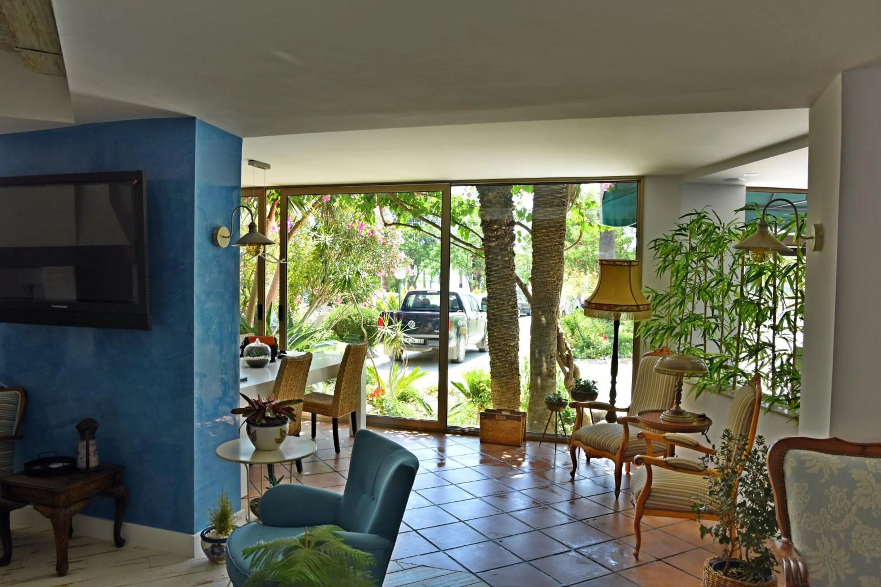 Communal lounge/ TV room in Flora Hotel