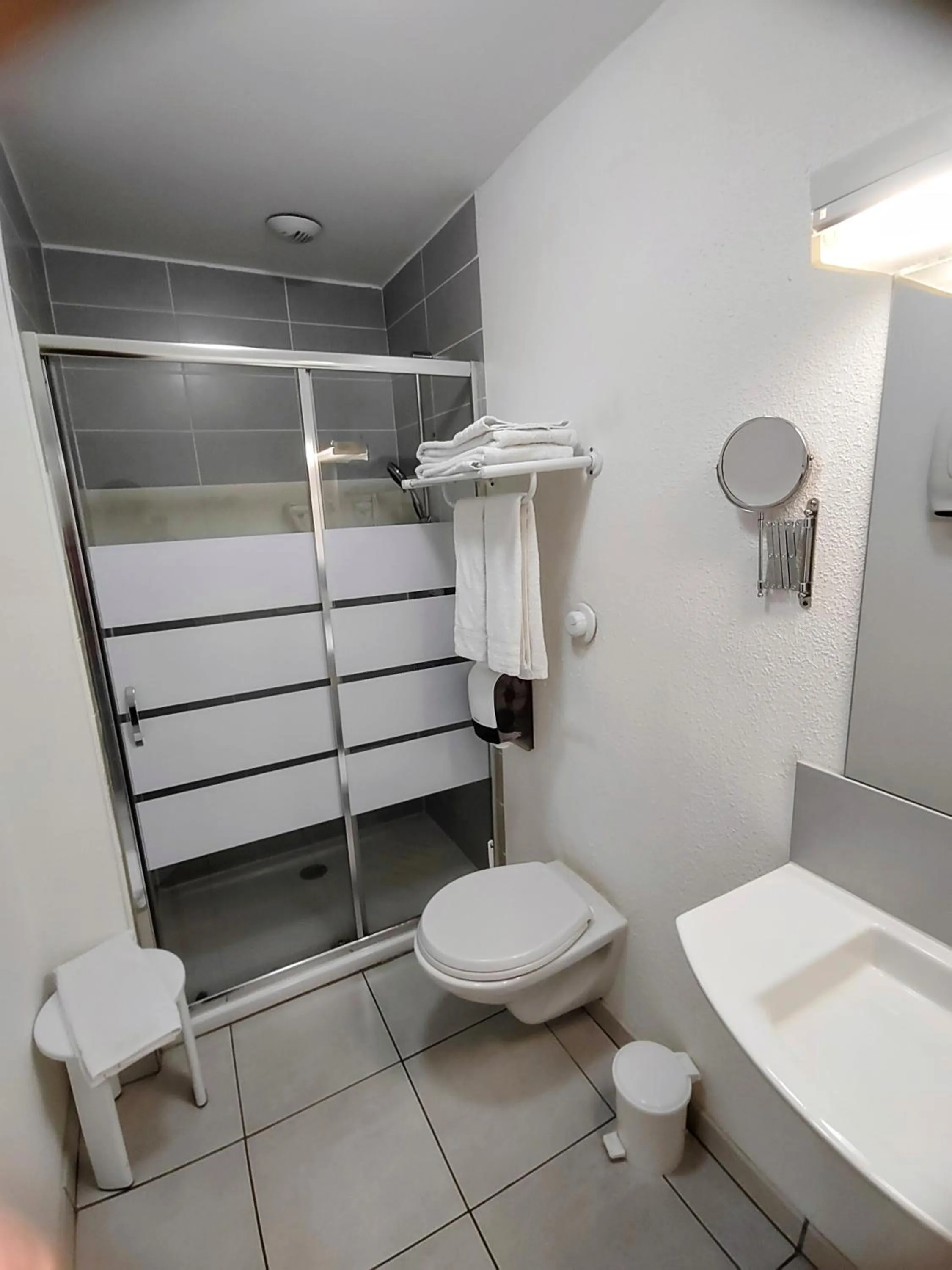 Bathroom in Hôtel Le 15 Périgueux proximité A 89