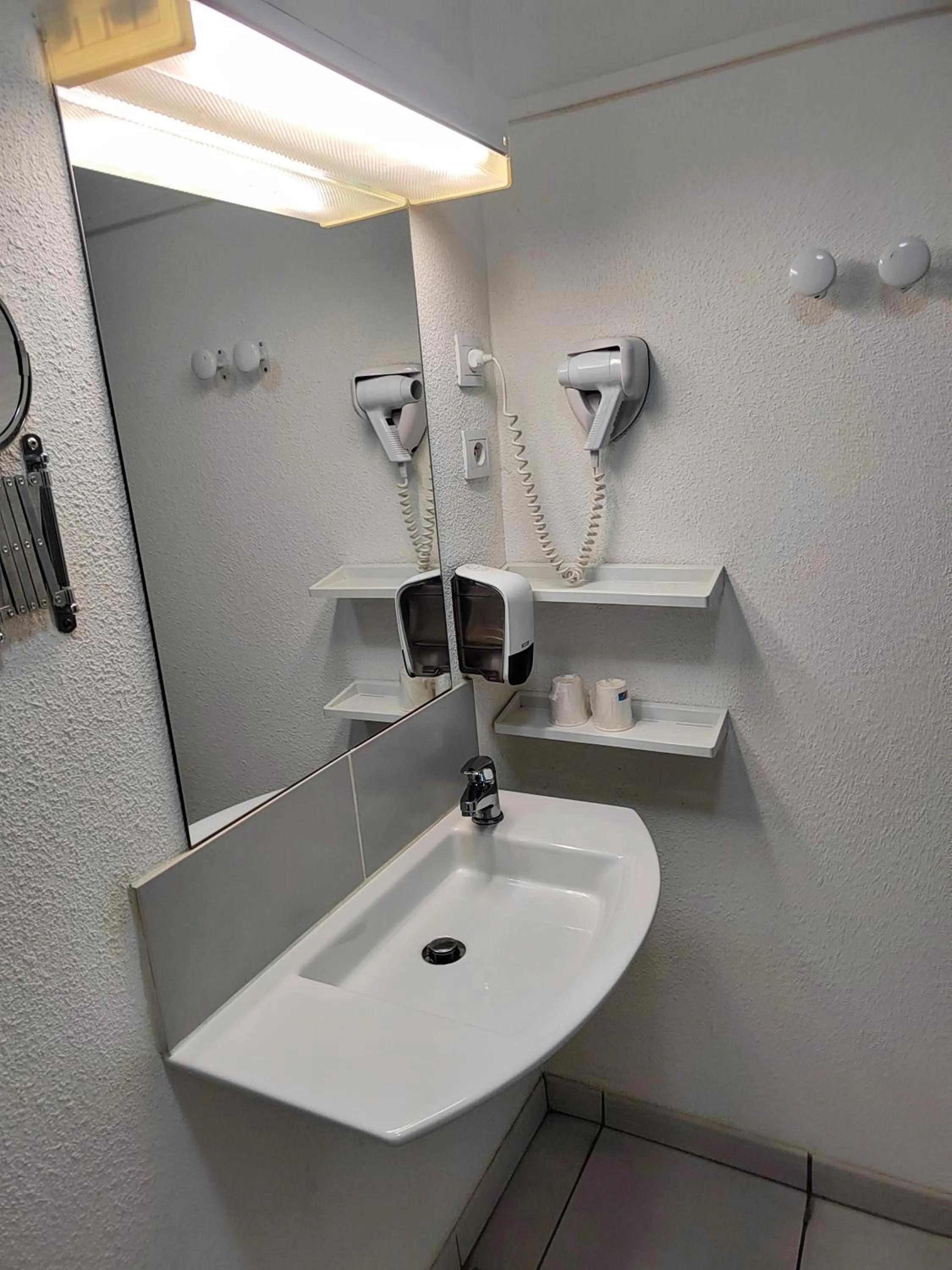 Bathroom in Hôtel Le 15 Périgueux proximité A 89