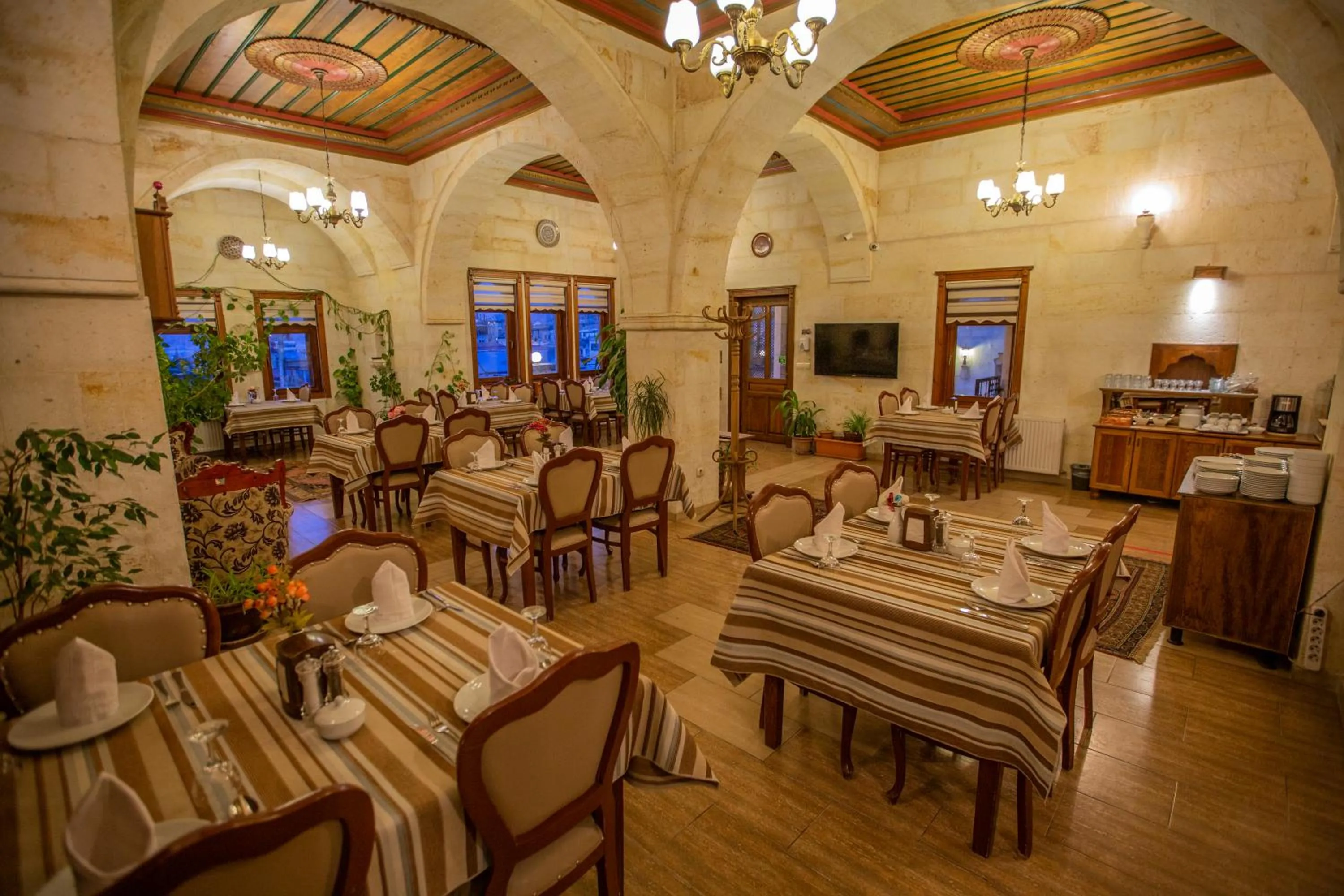 Restaurant/places to eat in Stone House Cave Hotel