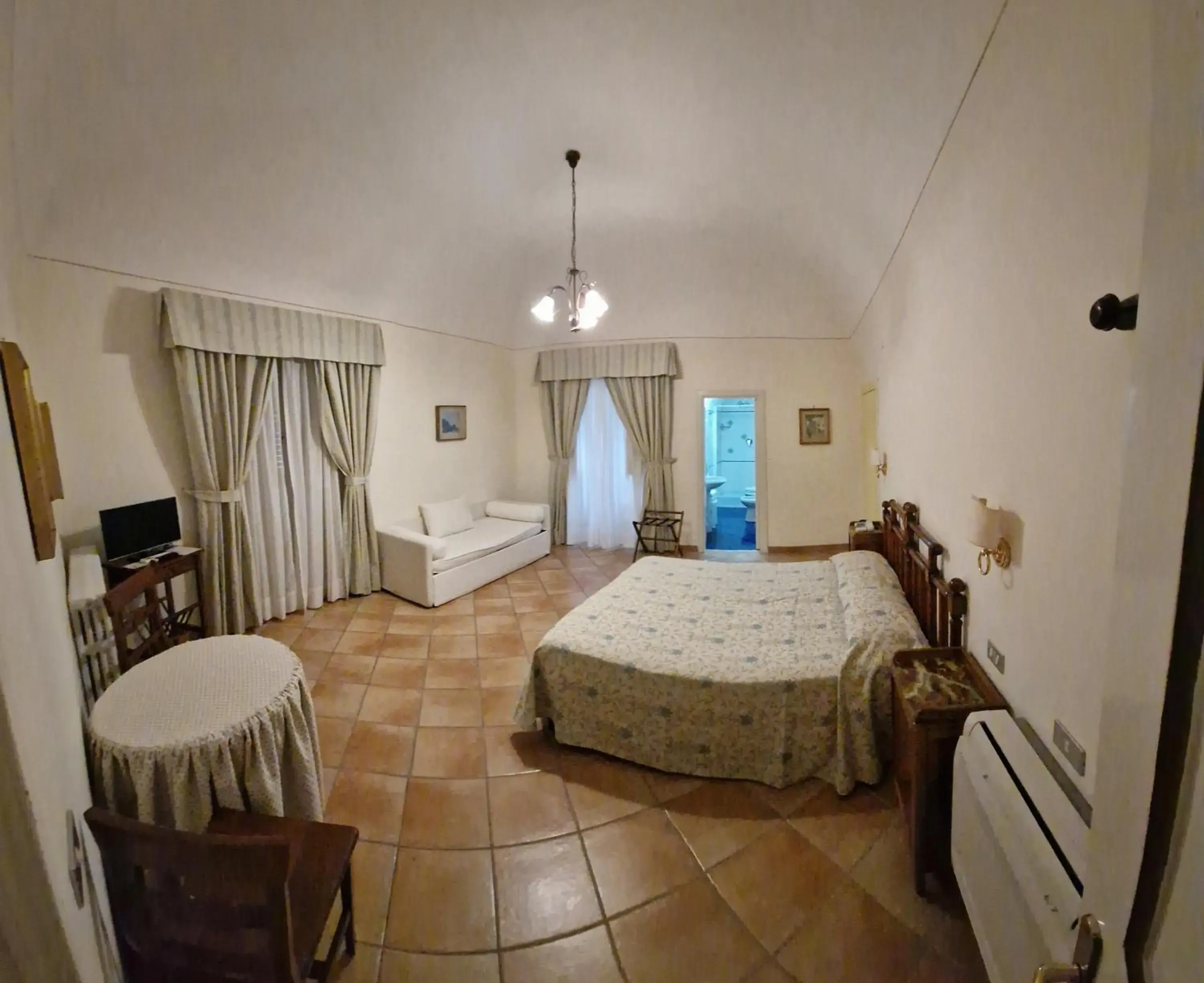 Deluxe Triple Room in Hotel Toro Deluxe Triple Room in Hotel Toro