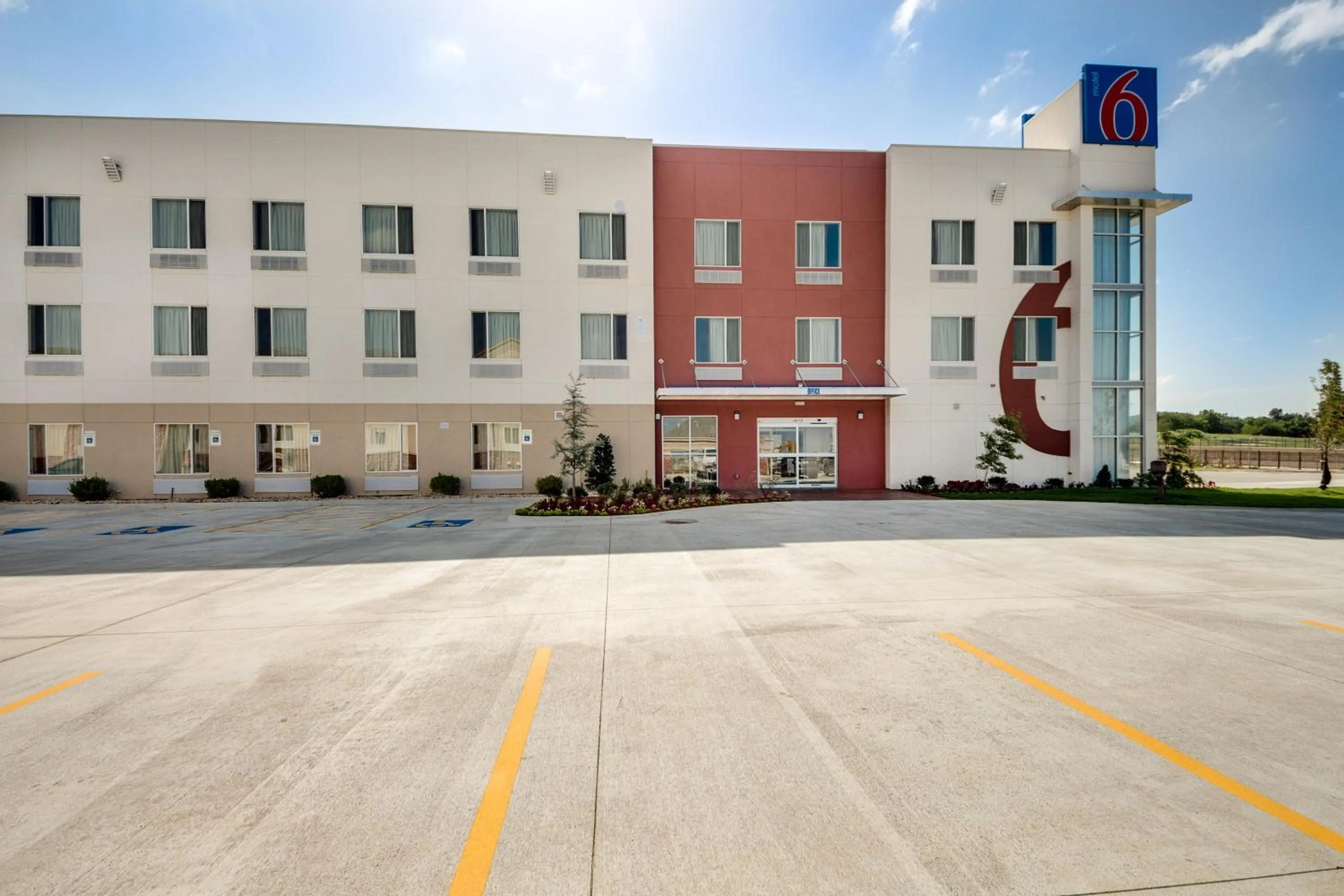 Facade/entrance in Motel 6-Tulsa, OK