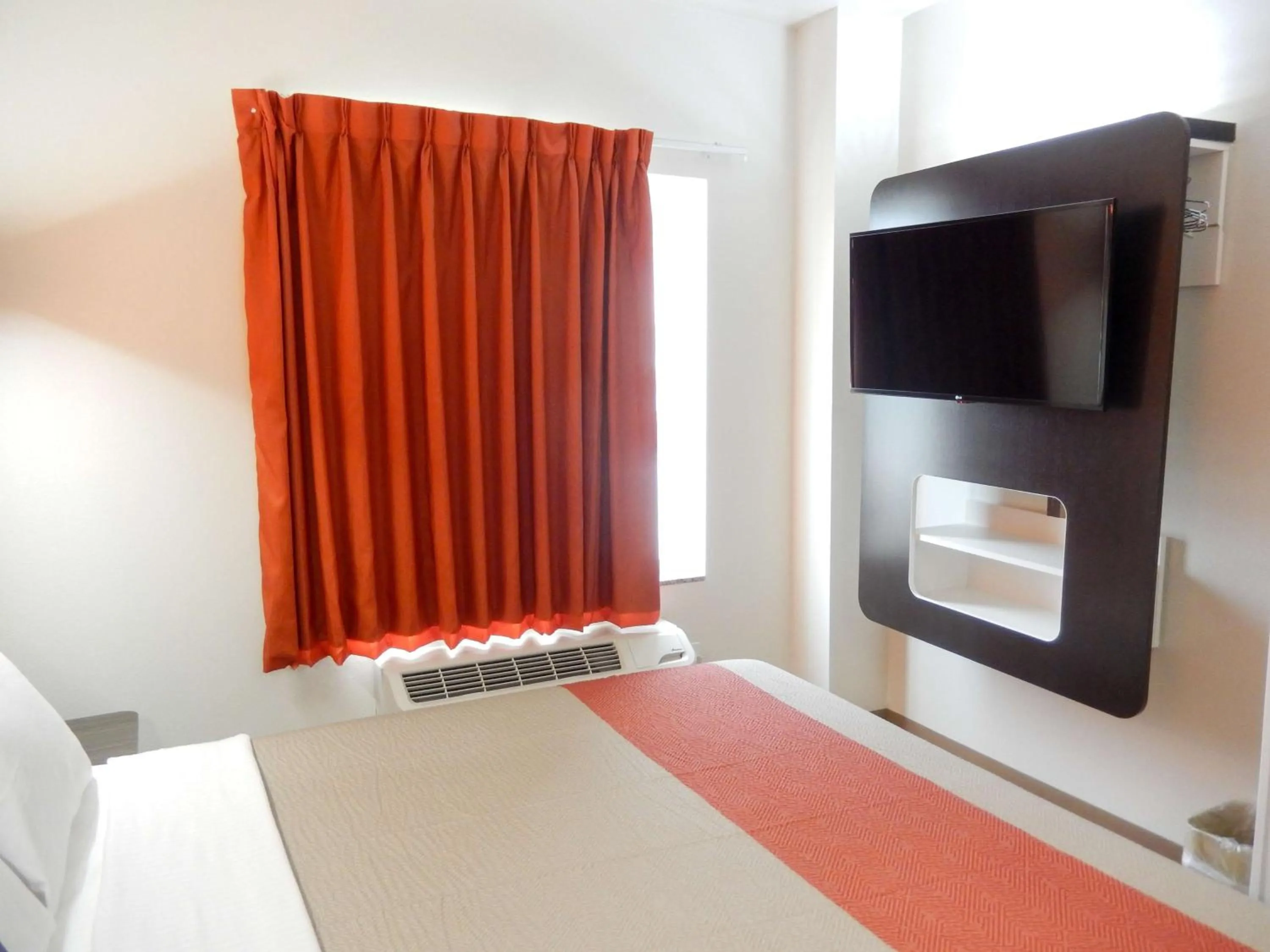 TV and multimedia in Motel 6-Tulsa, OK