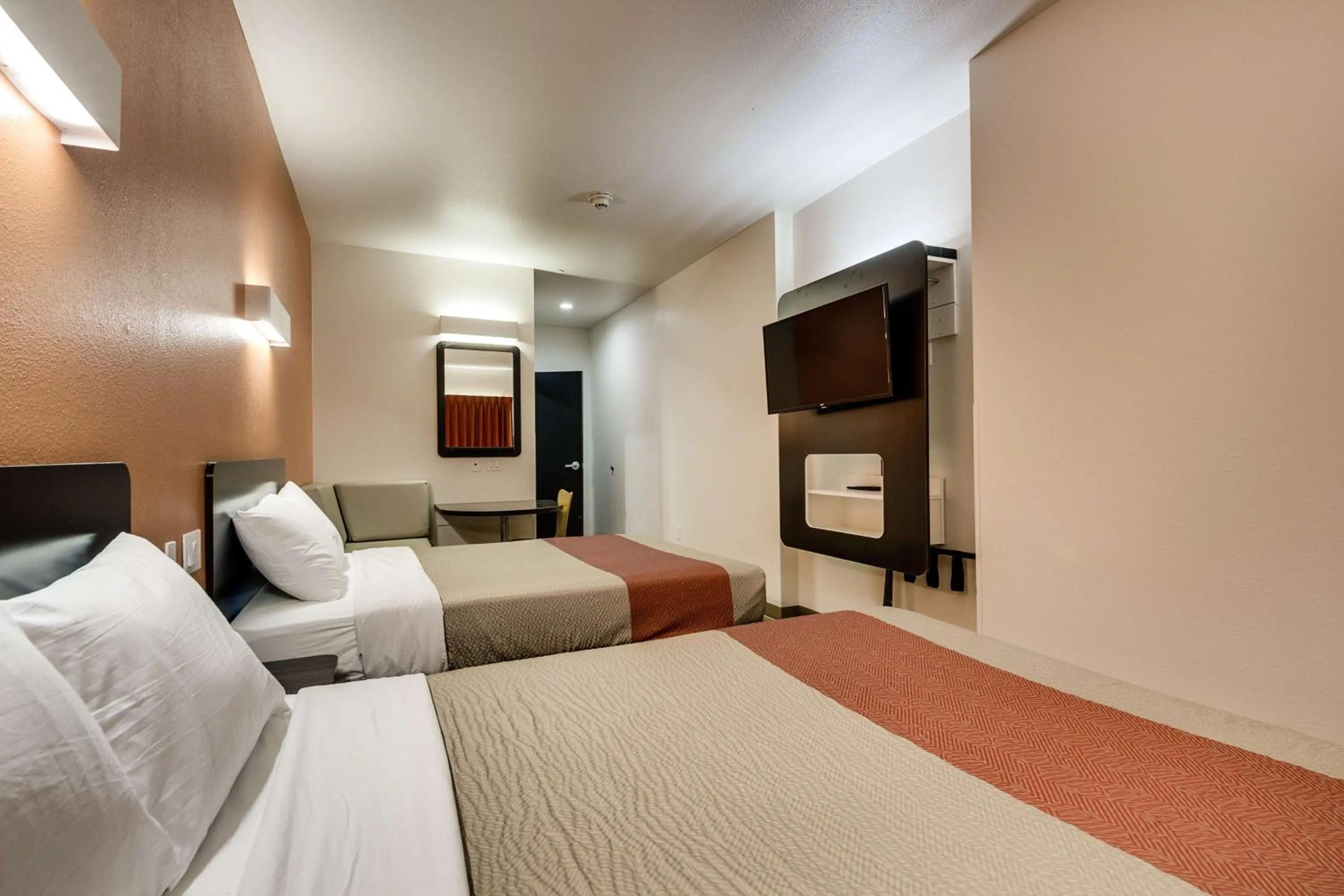 TV and multimedia, Bed in Motel 6-Tulsa, OK