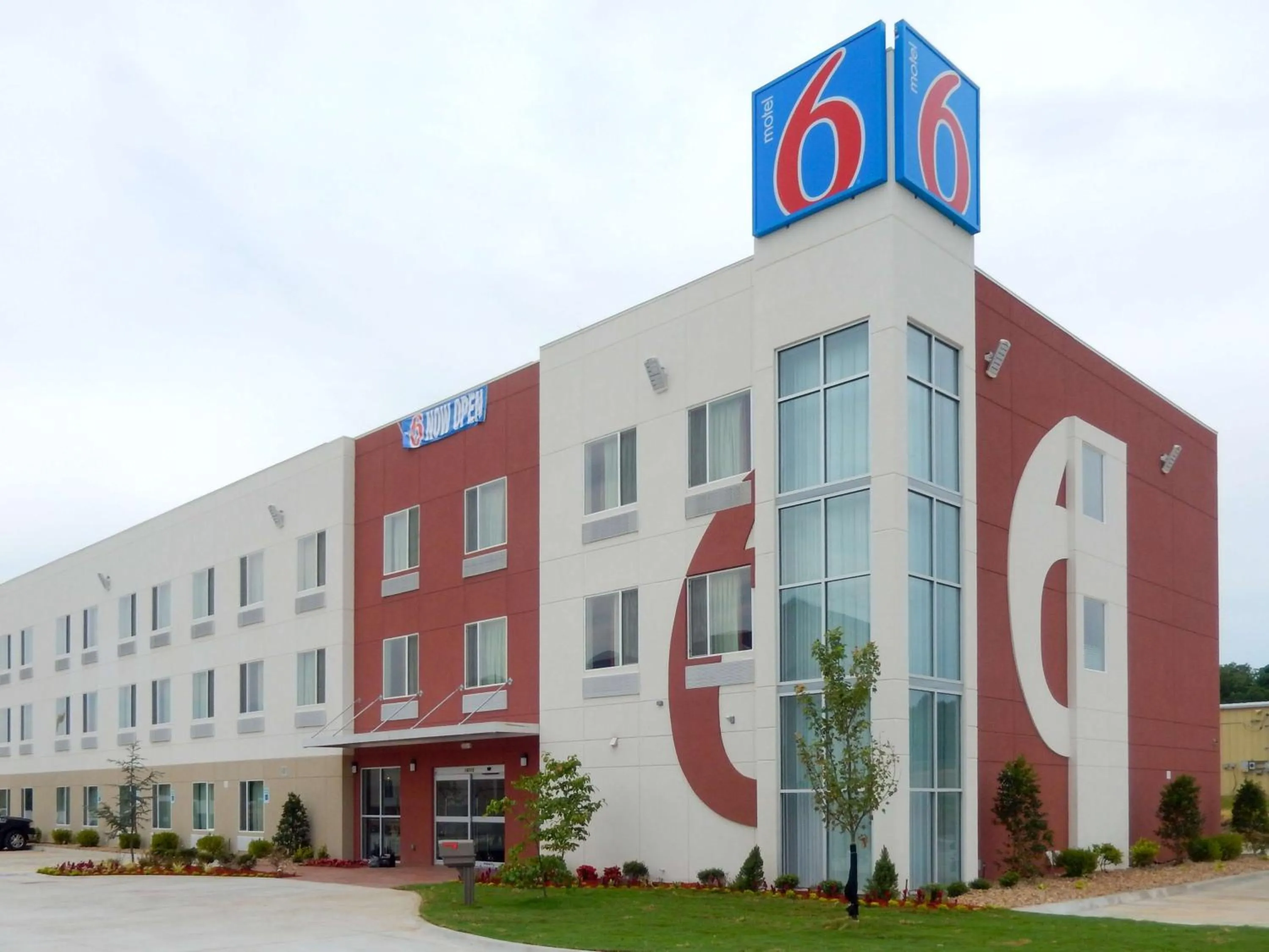 Property building in Motel 6-Tulsa, OK