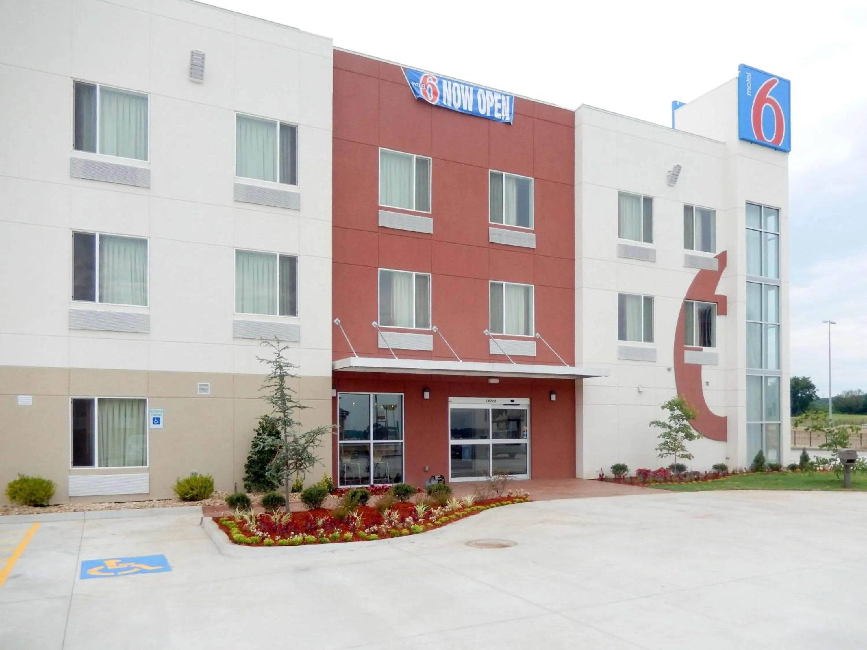 Property building in Motel 6-Tulsa, OK