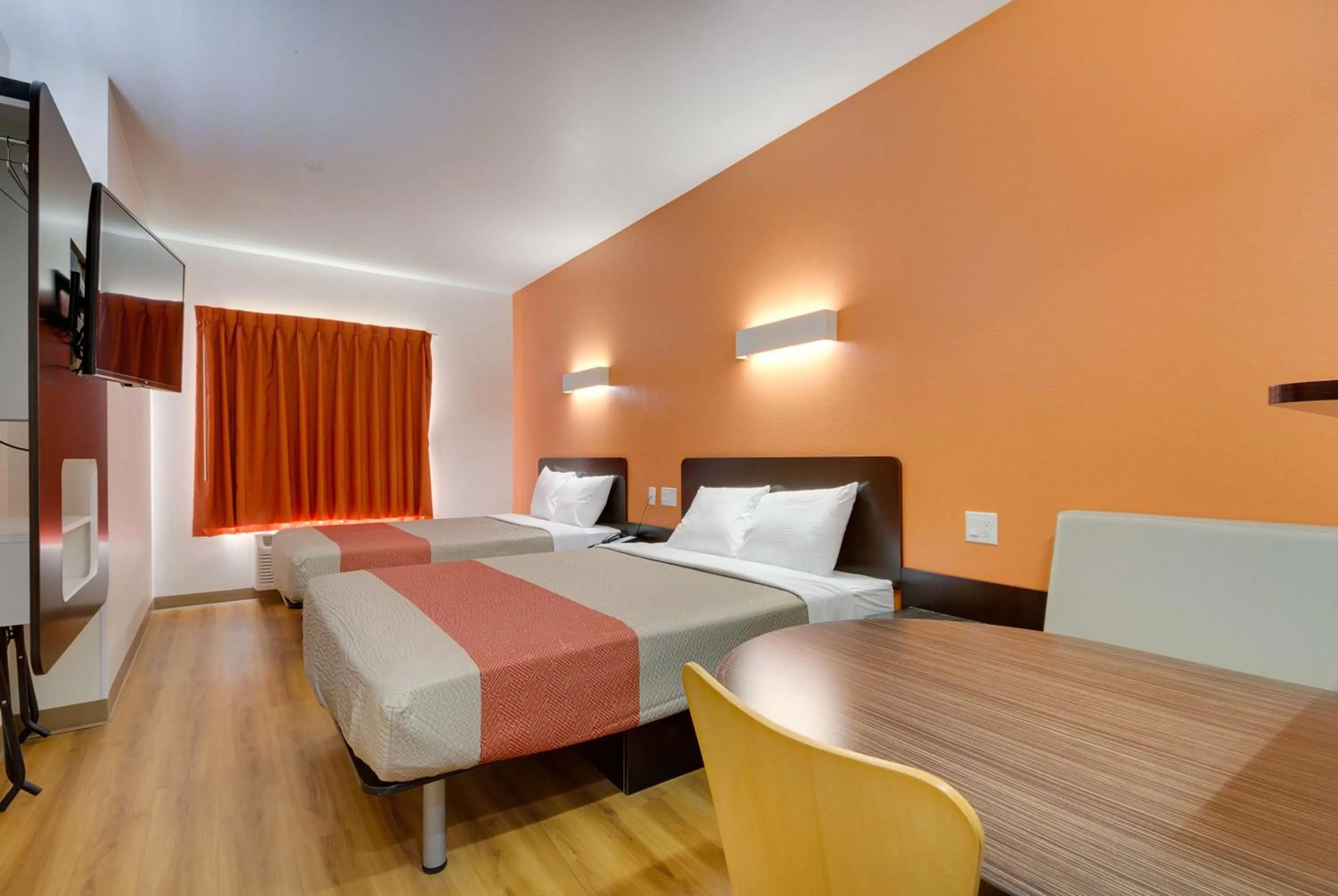 TV and multimedia, Bed in Motel 6-Tulsa, OK