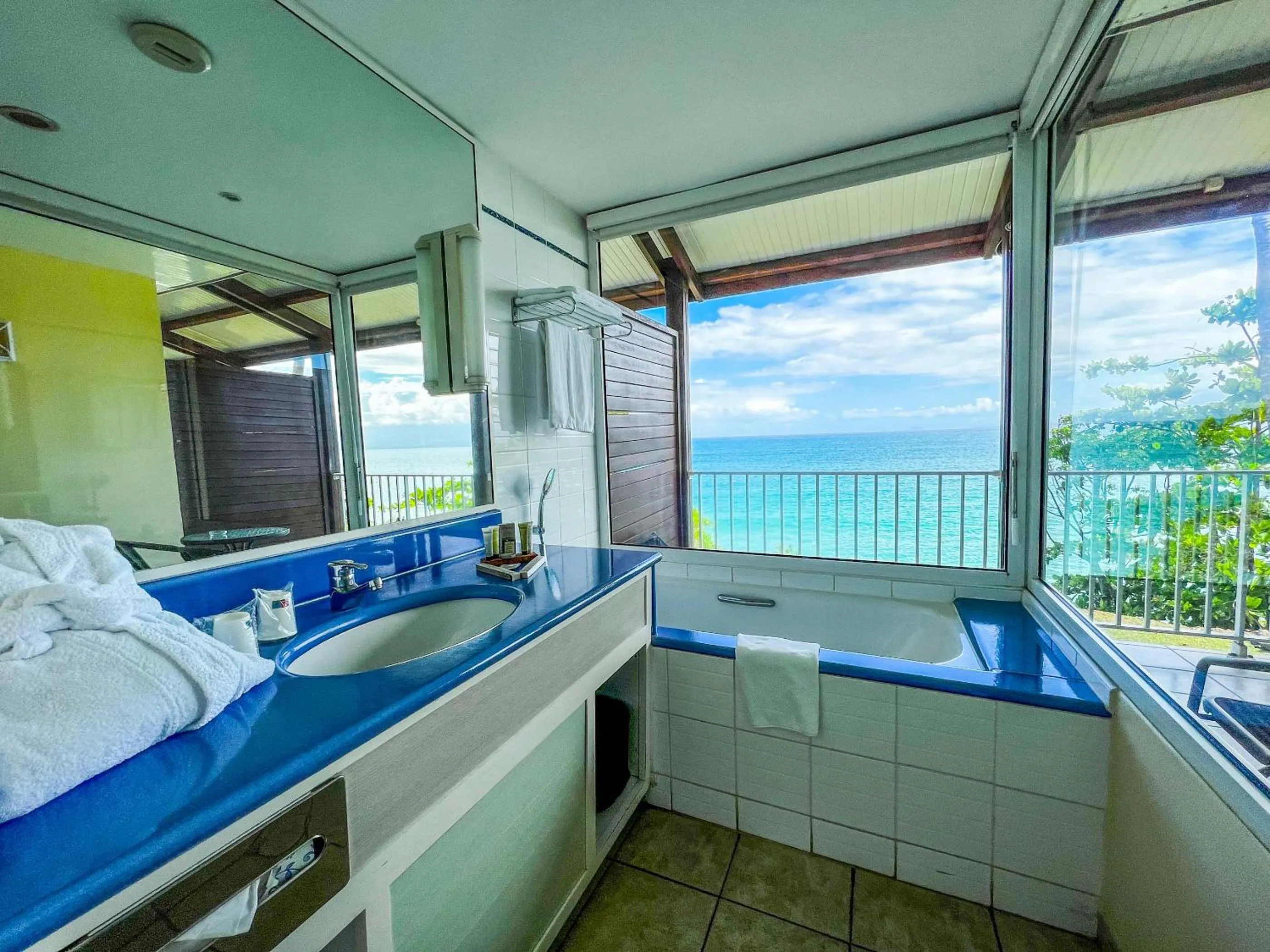 Bathroom, Bed in Hotel Auberge de la Vieille Tour
