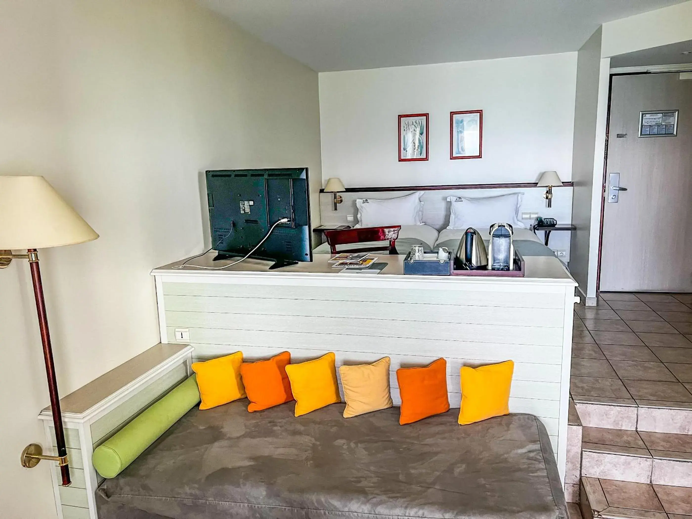 Junior room ocean view double bed and sofa in Hotel Auberge de la Vieille Tour Junior room ocean view double bed and sofa in Hotel Auberge de la Vieille Tour