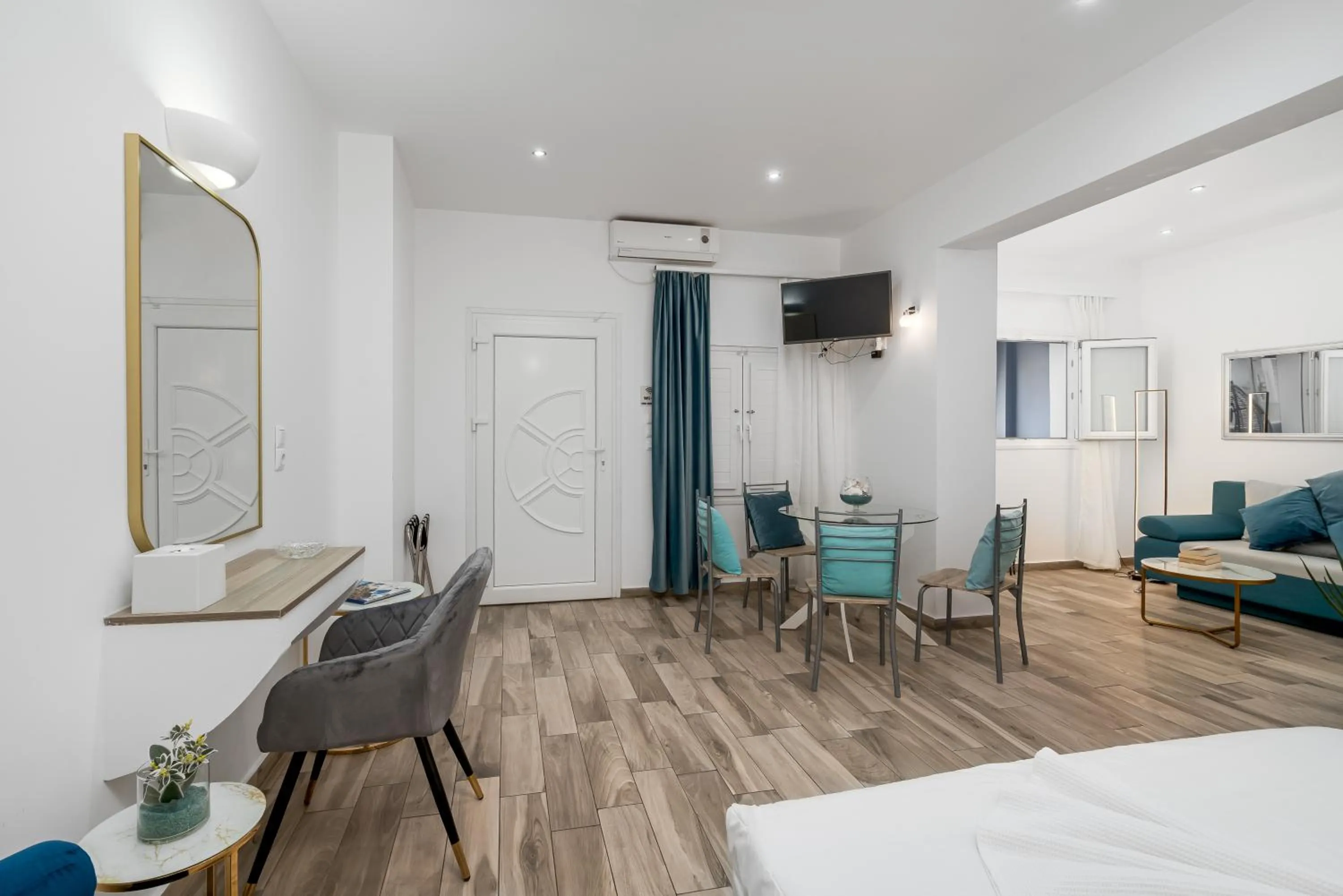 Bedroom, Bed in Oasis Hotel