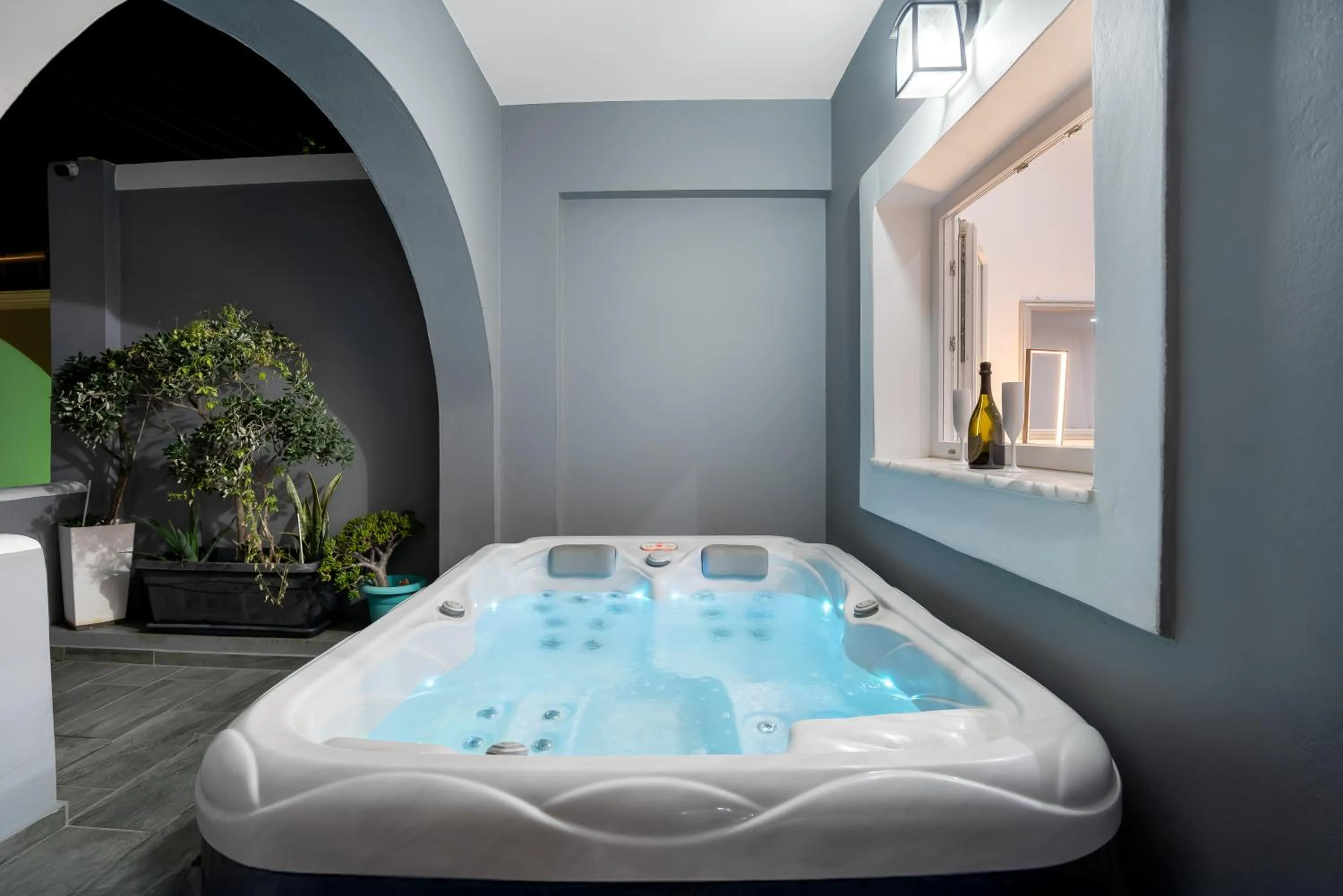 Hot Tub, Bed in Oasis Hotel