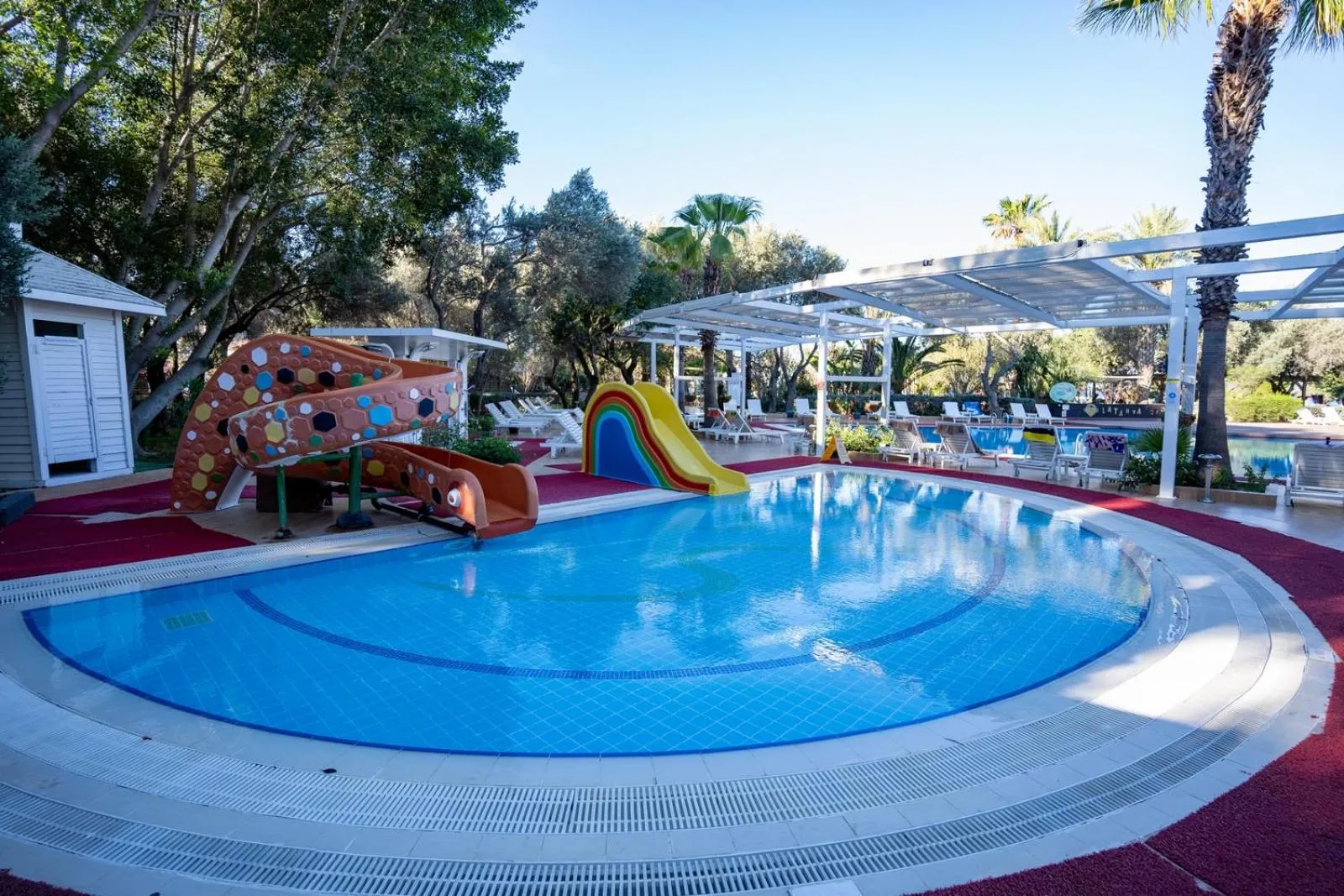Swimming pool in Latanya Park Resort