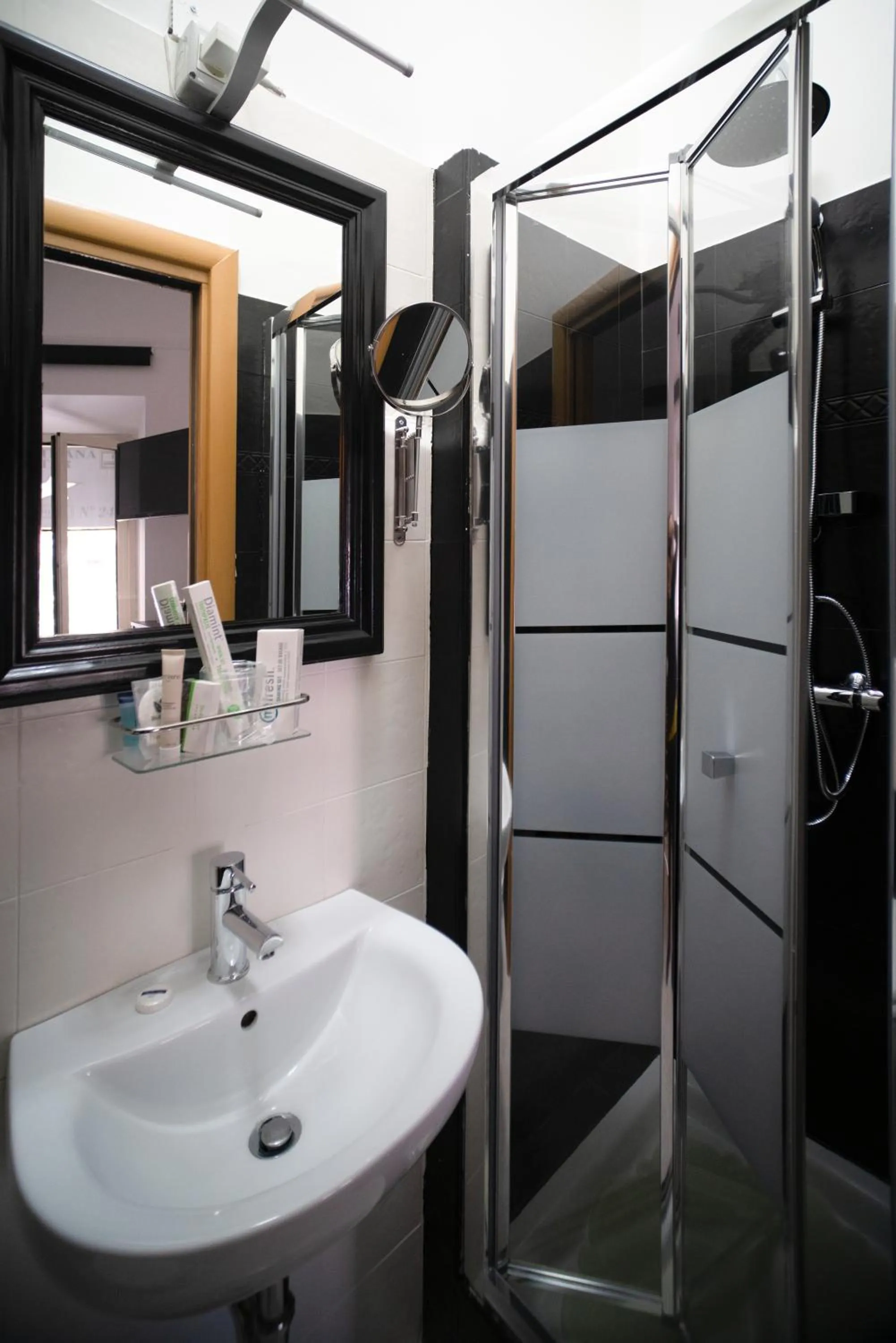 Shower in Merulana Star