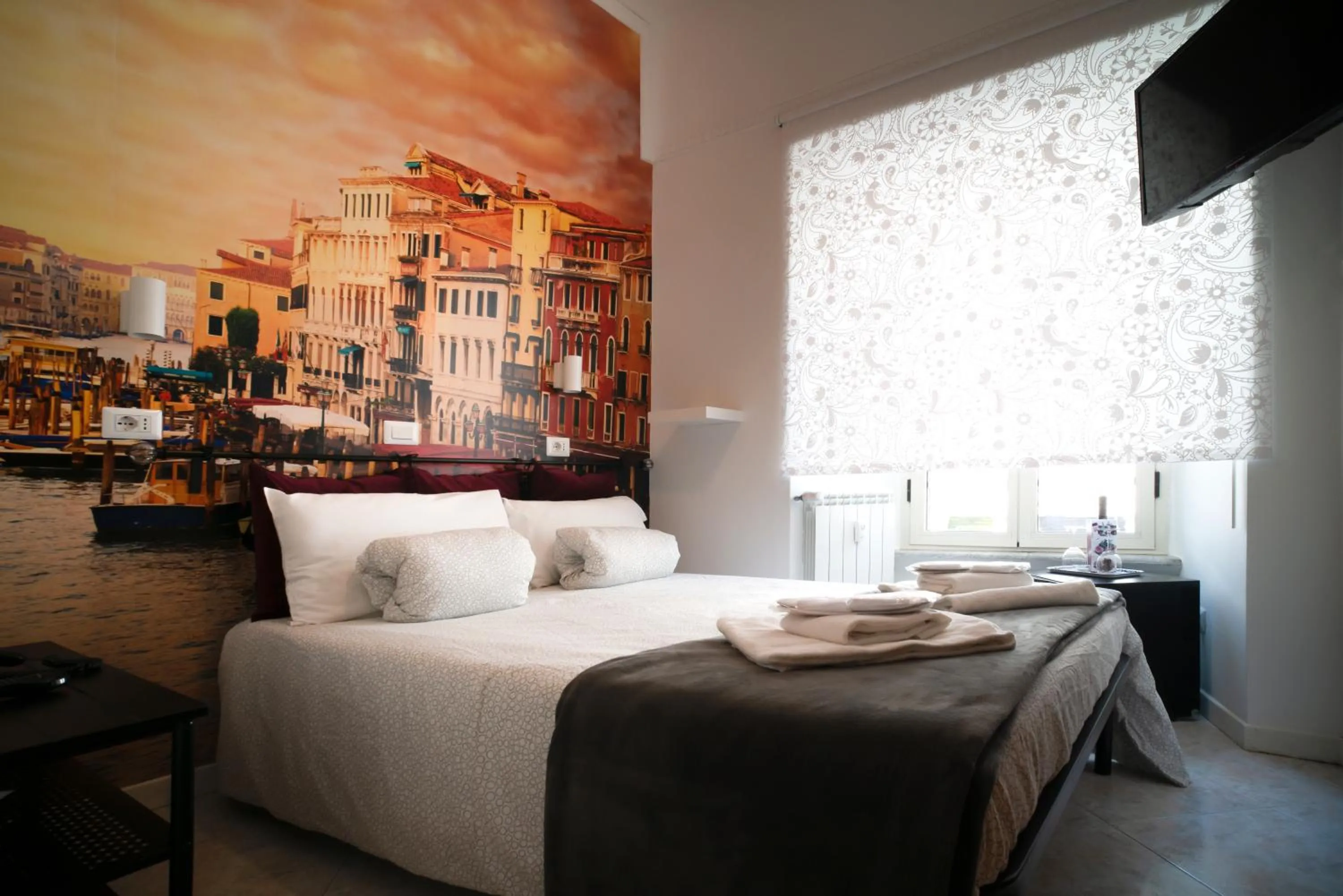 Photo of the whole room, Bed in Merulana Star