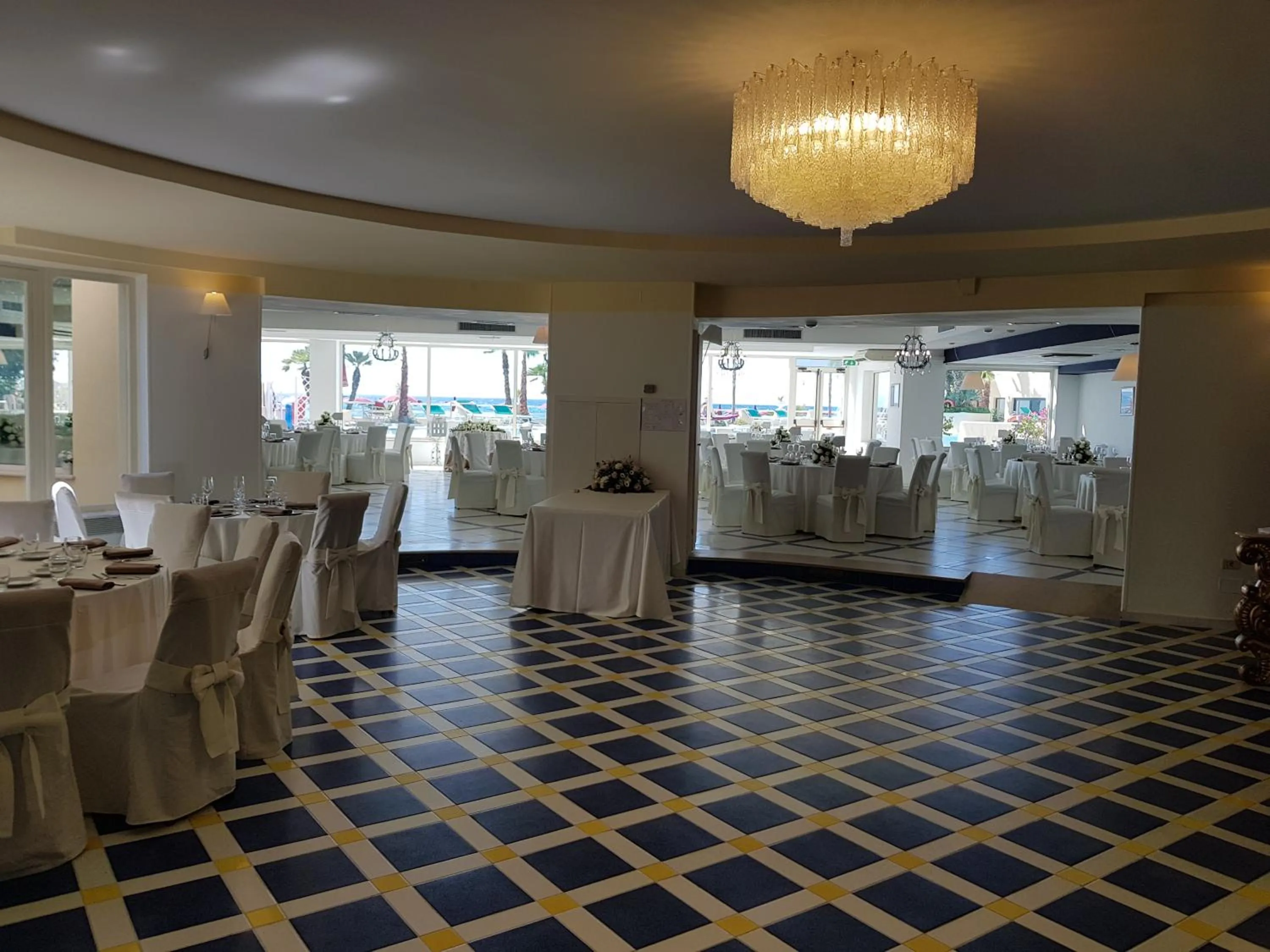 Restaurant/places to eat in Hotel La Playa