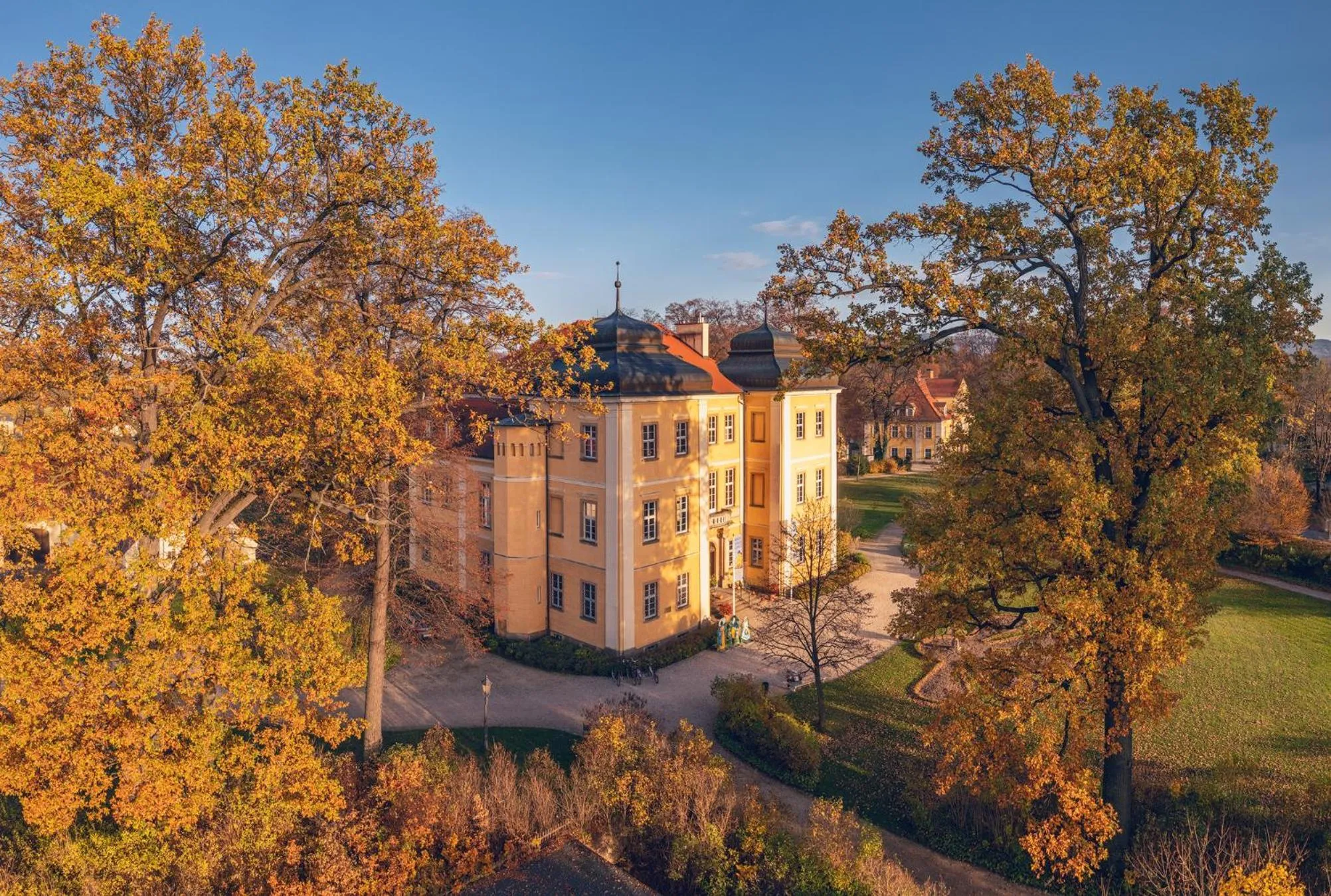 Property building in Pałac Łomnica Karkonosze - Schloss Lomnitz Riesengebirge