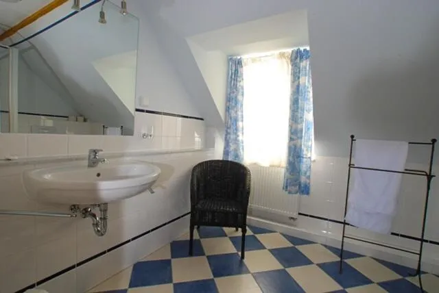 Shower in Pałac Łomnica Karkonosze - Schloss Lomnitz Riesengebirge