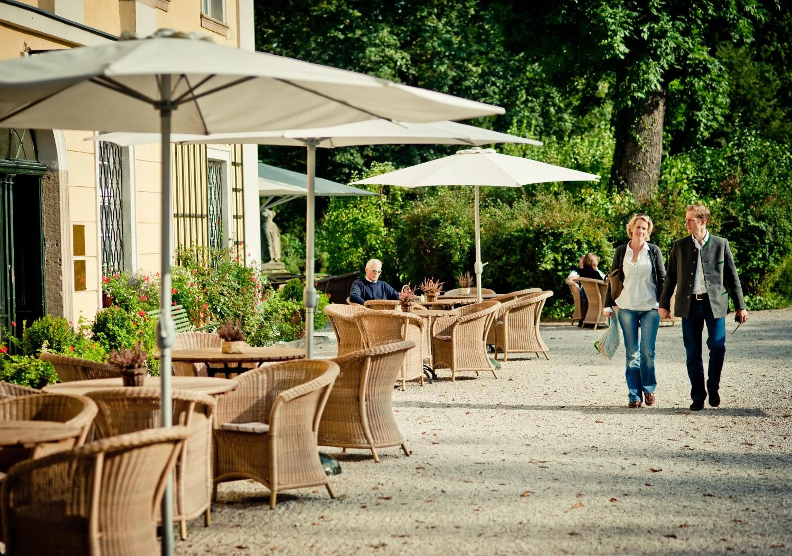Facade/entrance in Pałac Łomnica Karkonosze - Schloss Lomnitz Riesengebirge