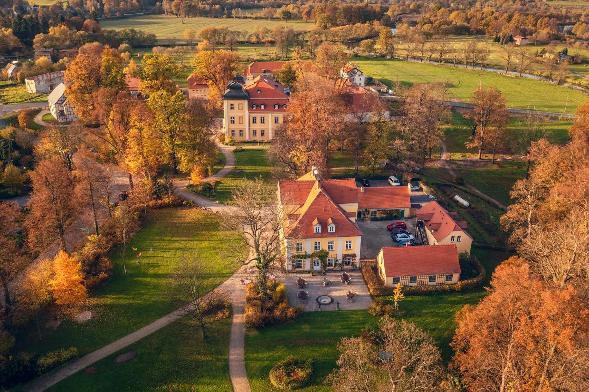 Property building in Pałac Łomnica Karkonosze - Schloss Lomnitz Riesengebirge