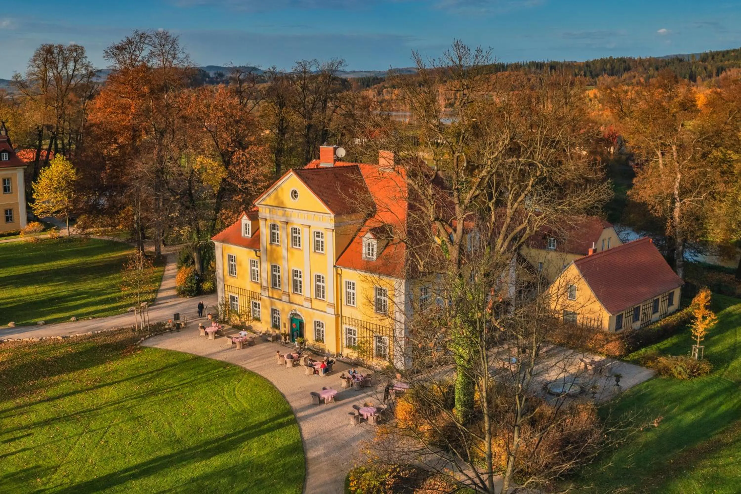 Property building in Pałac Łomnica Karkonosze - Schloss Lomnitz Riesengebirge