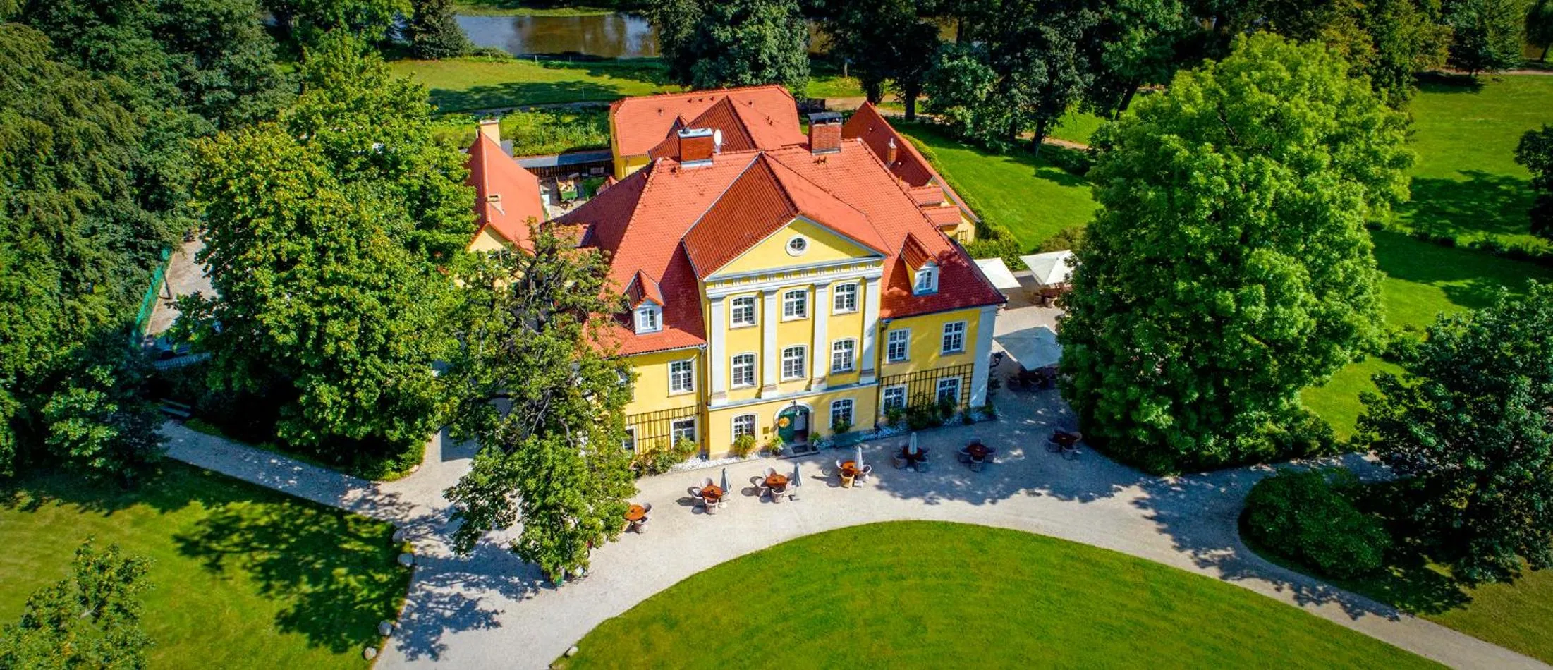 Property building in Pałac Łomnica Karkonosze - Schloss Lomnitz Riesengebirge