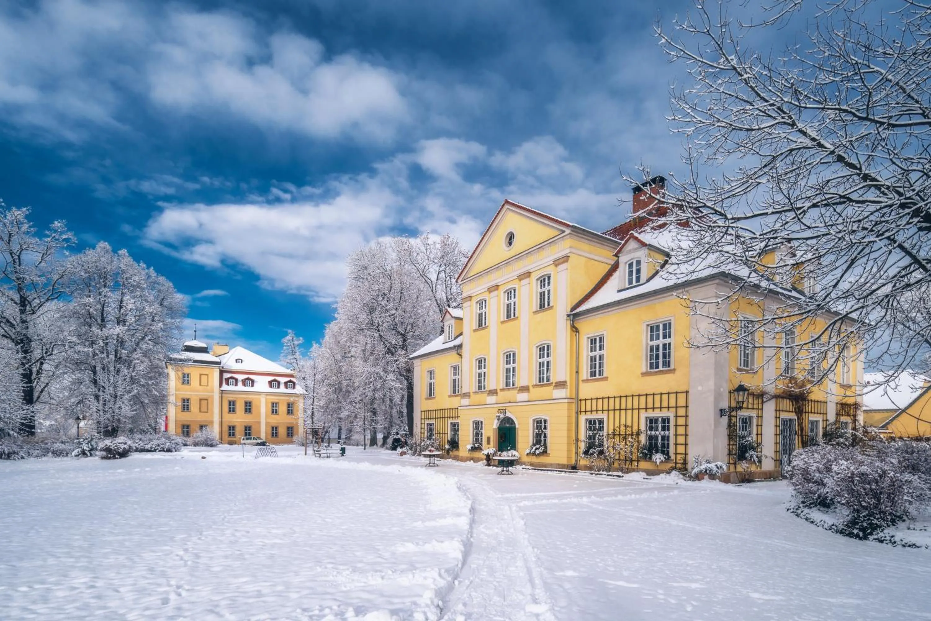 Property building in Pałac Łomnica Karkonosze - Schloss Lomnitz Riesengebirge