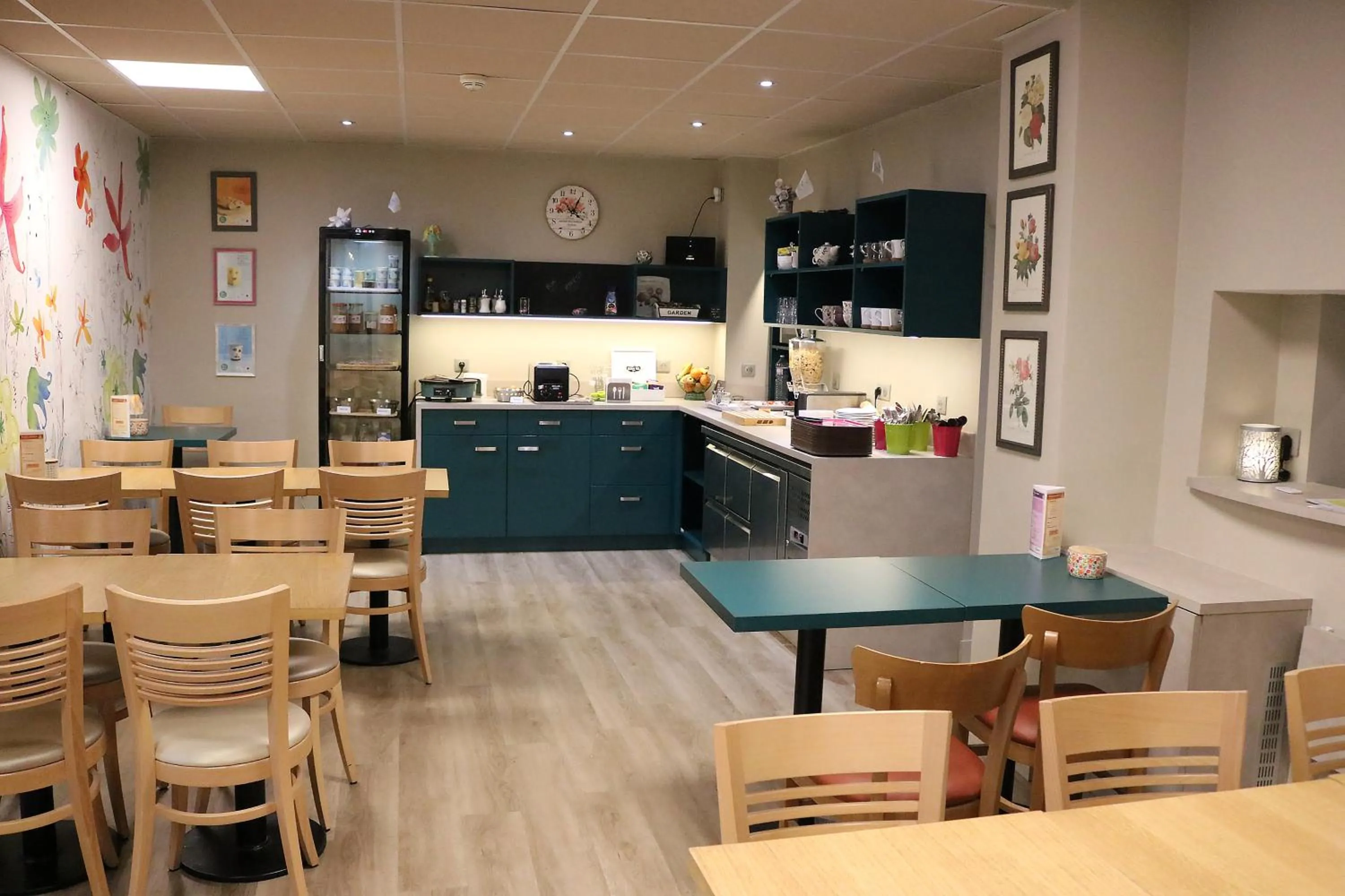 Dining area in Garden Apparts Rennes Centre Gare