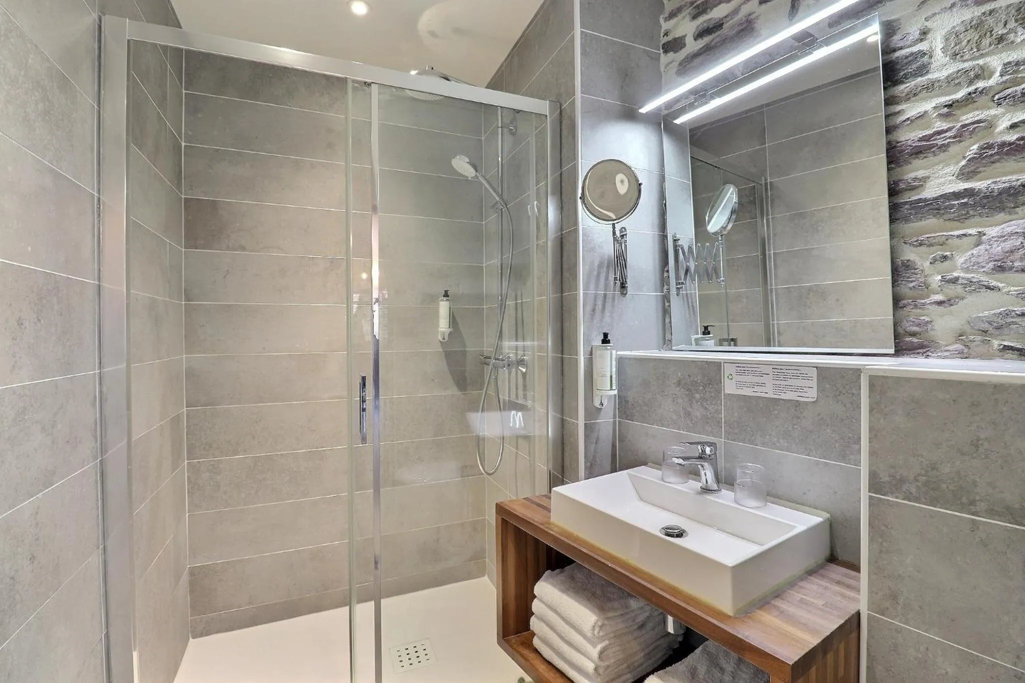 Bathroom in Garden Apparts Rennes Centre Gare