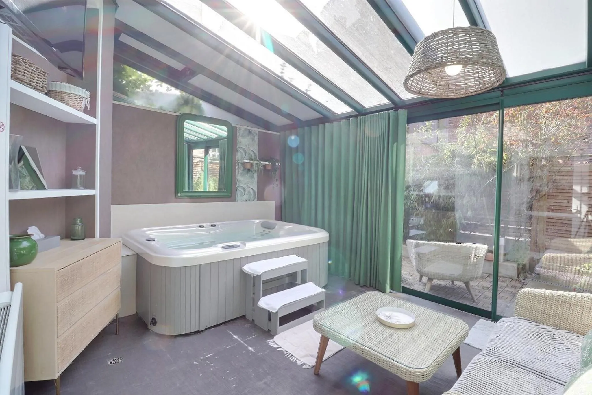 Hot Tub in Garden Apparts Rennes Centre Gare