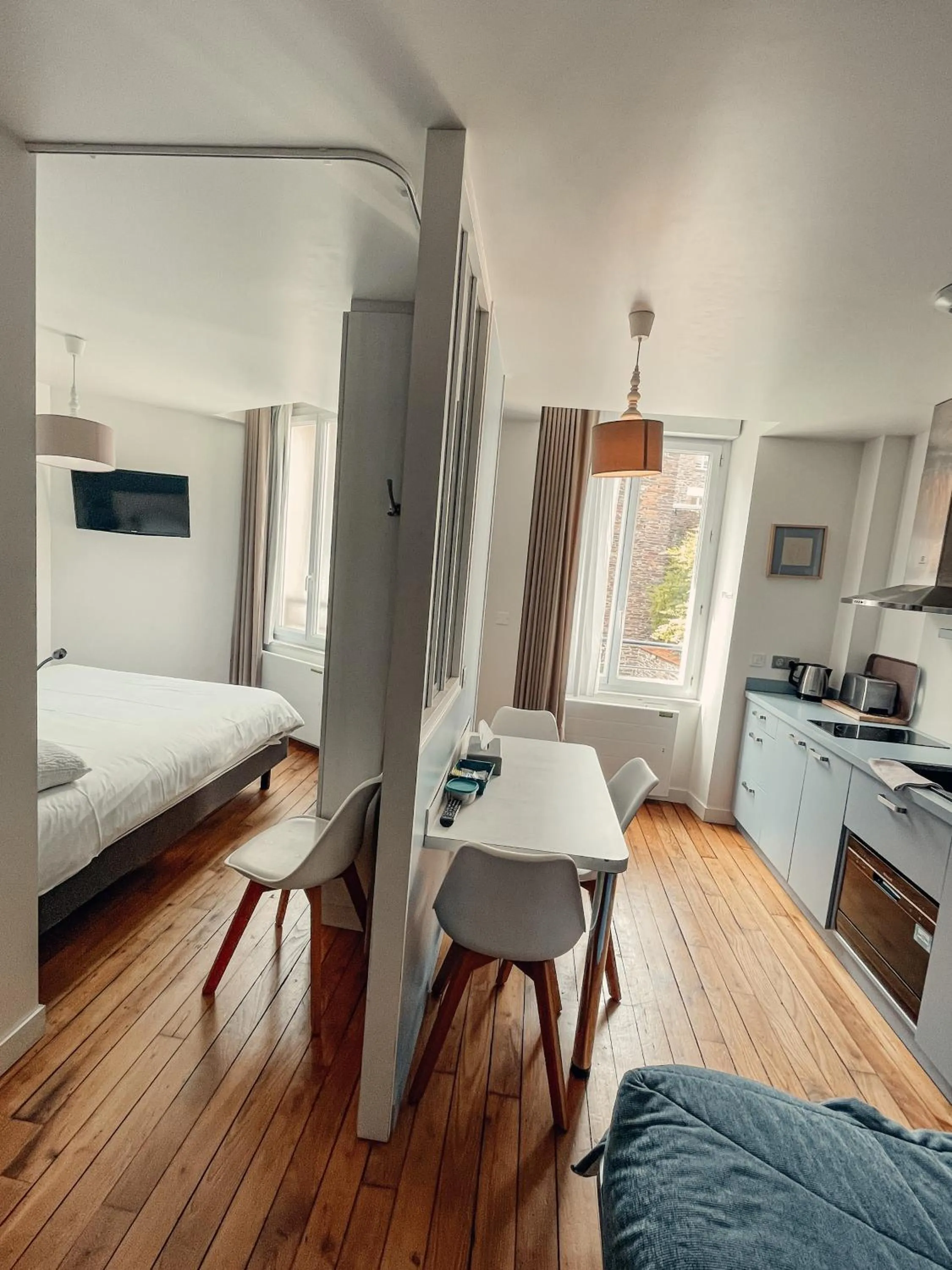 Photo of the whole room in Garden Apparts Rennes Centre Gare