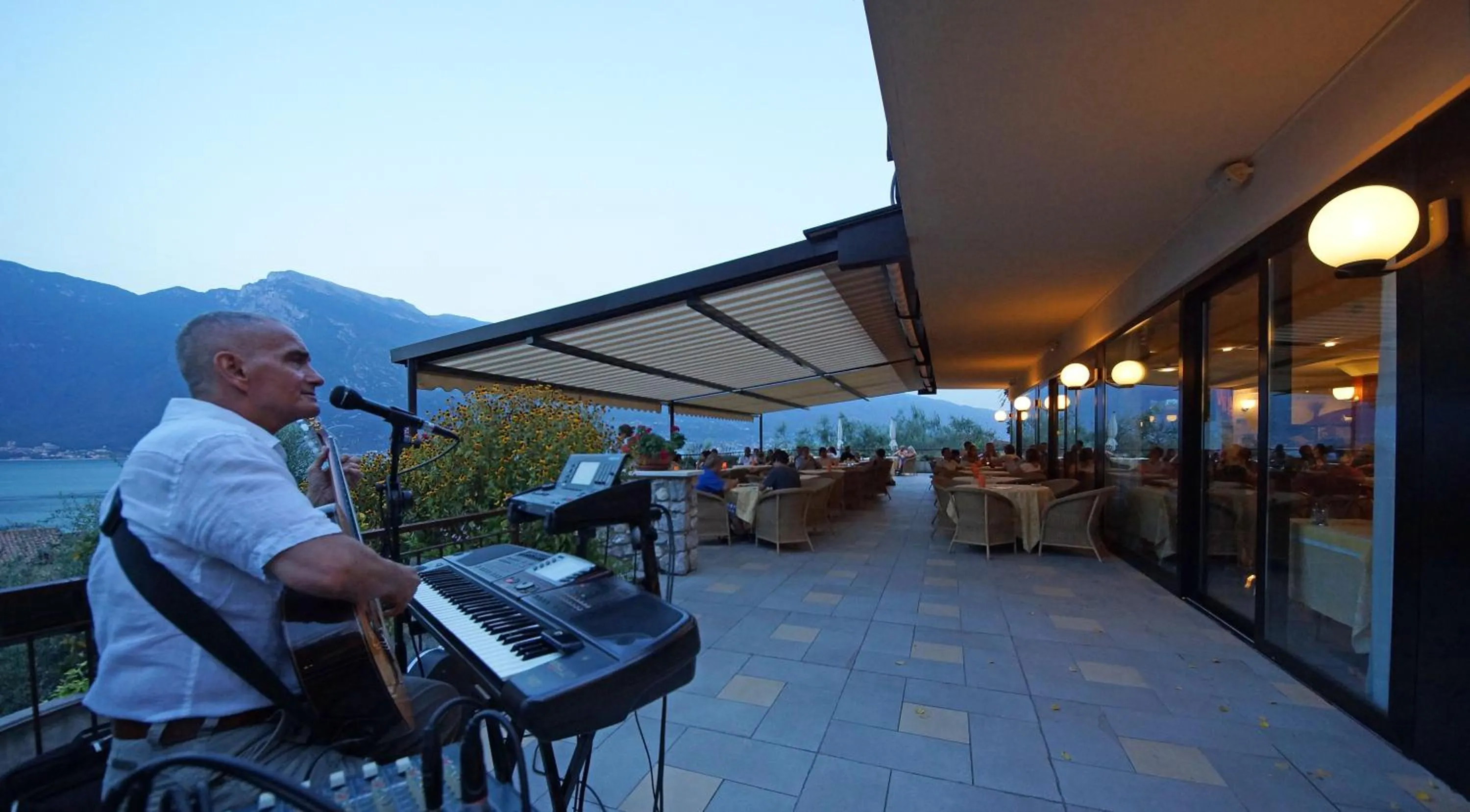 Lounge or bar in Hotel Ilma Lake Garda Resort