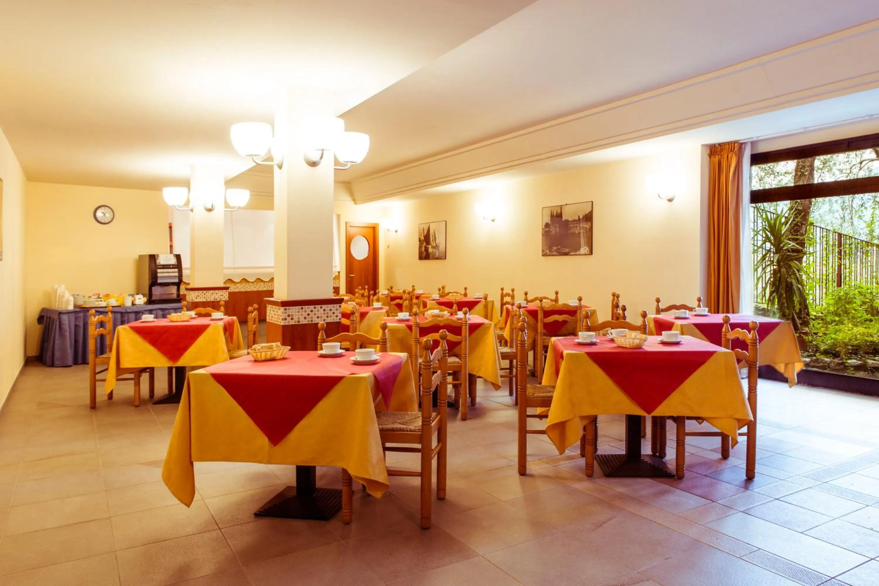 Communal lounge/ TV room in Hotel Ilma Lake Garda Resort