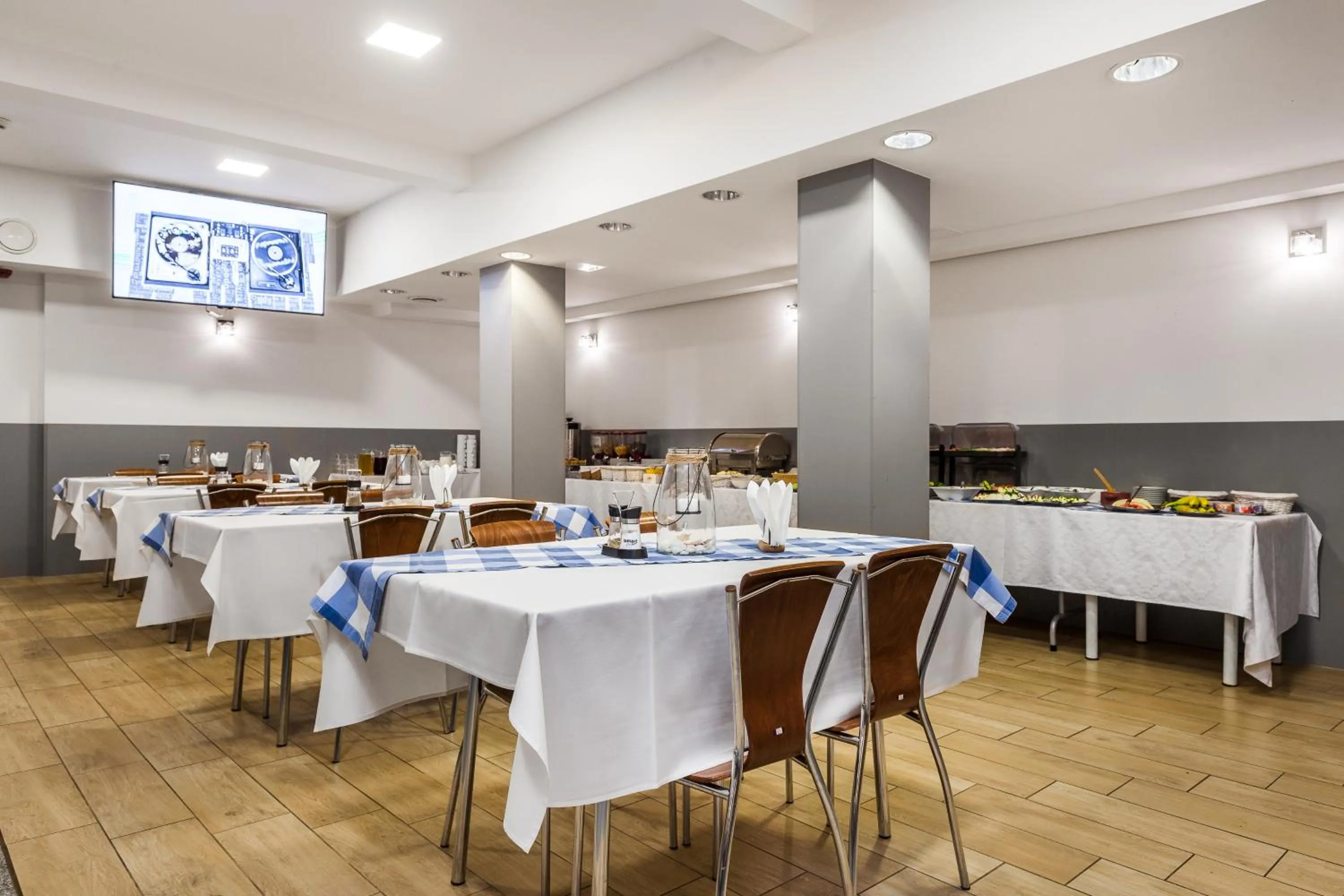 Restaurant/places to eat in Hotel Olivia