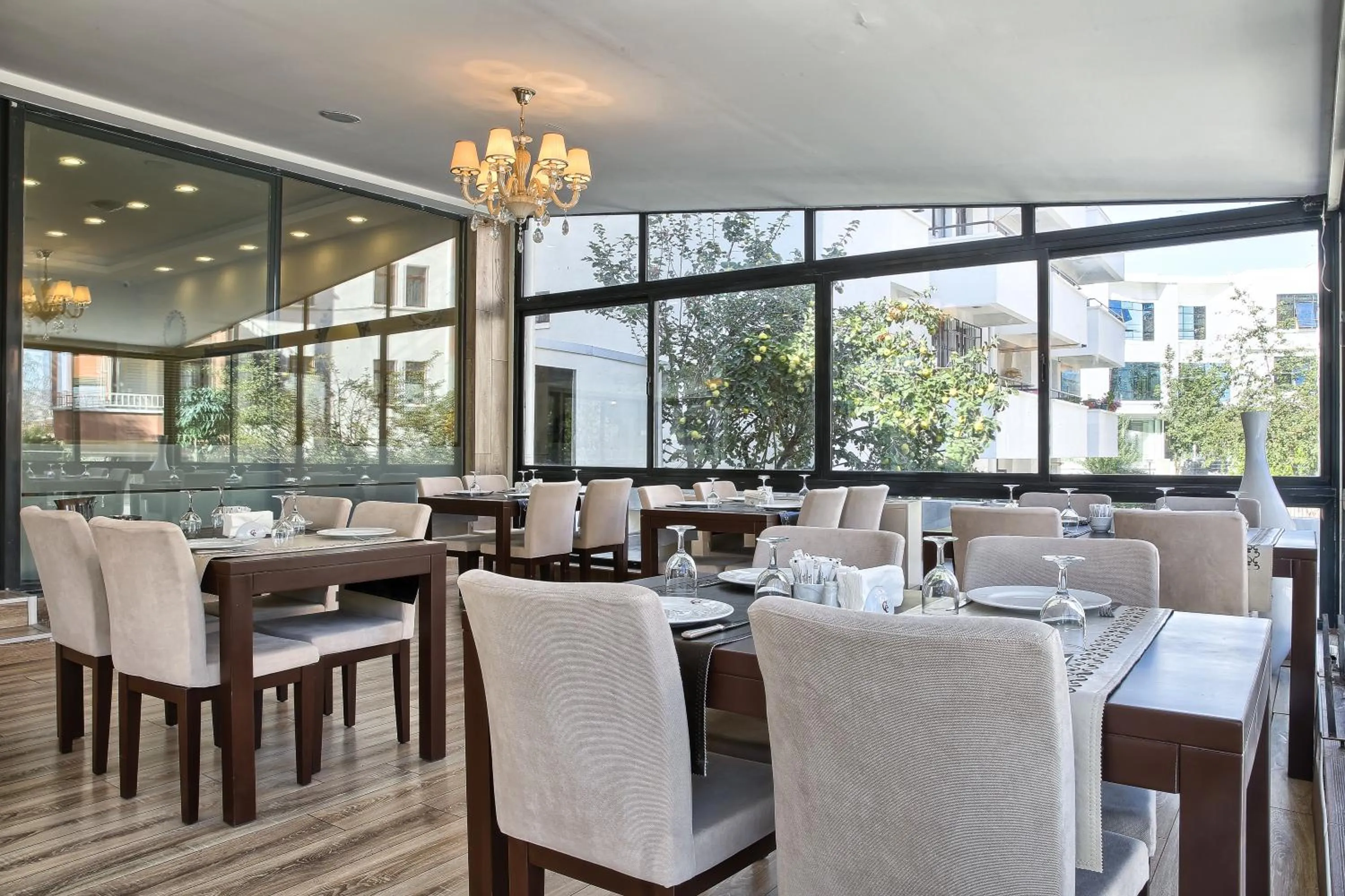 Restaurant/places to eat in City Hotel Residence