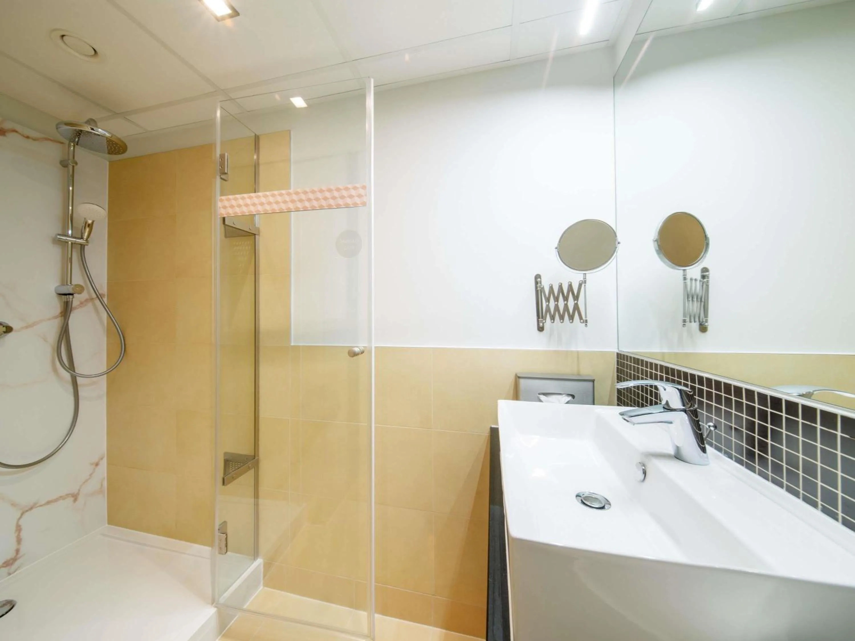 Shower in Mercure Warszawa Airport