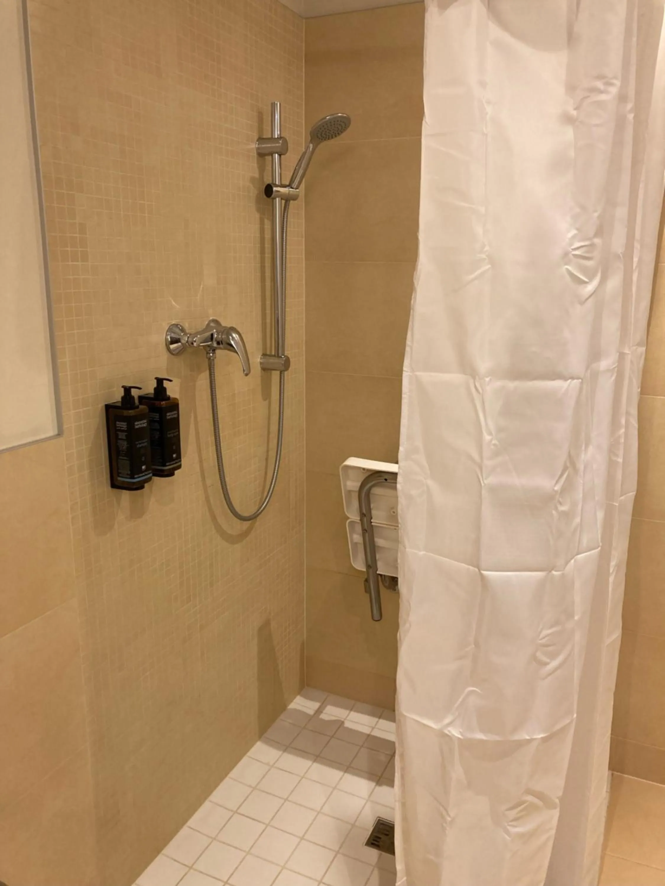 Bathroom in Mercure Warszawa Airport