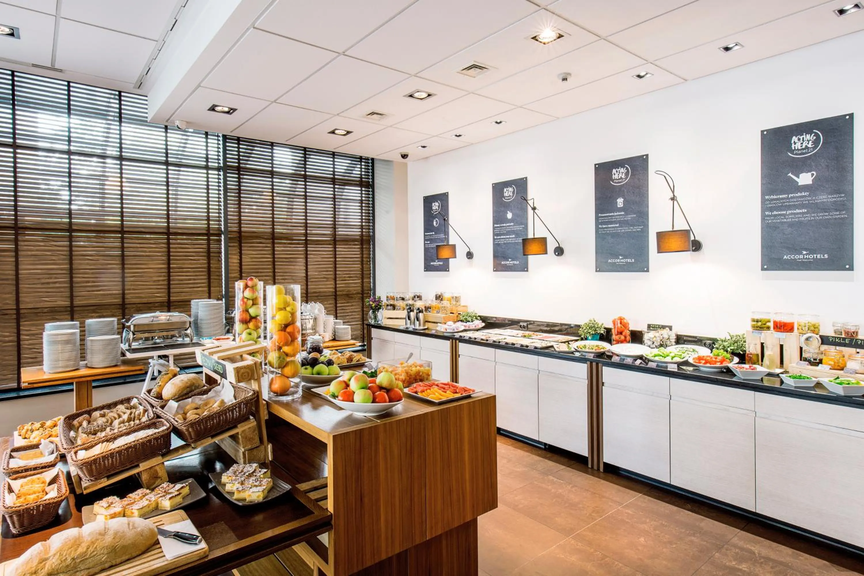 Restaurant/places to eat in Mercure Warszawa Airport