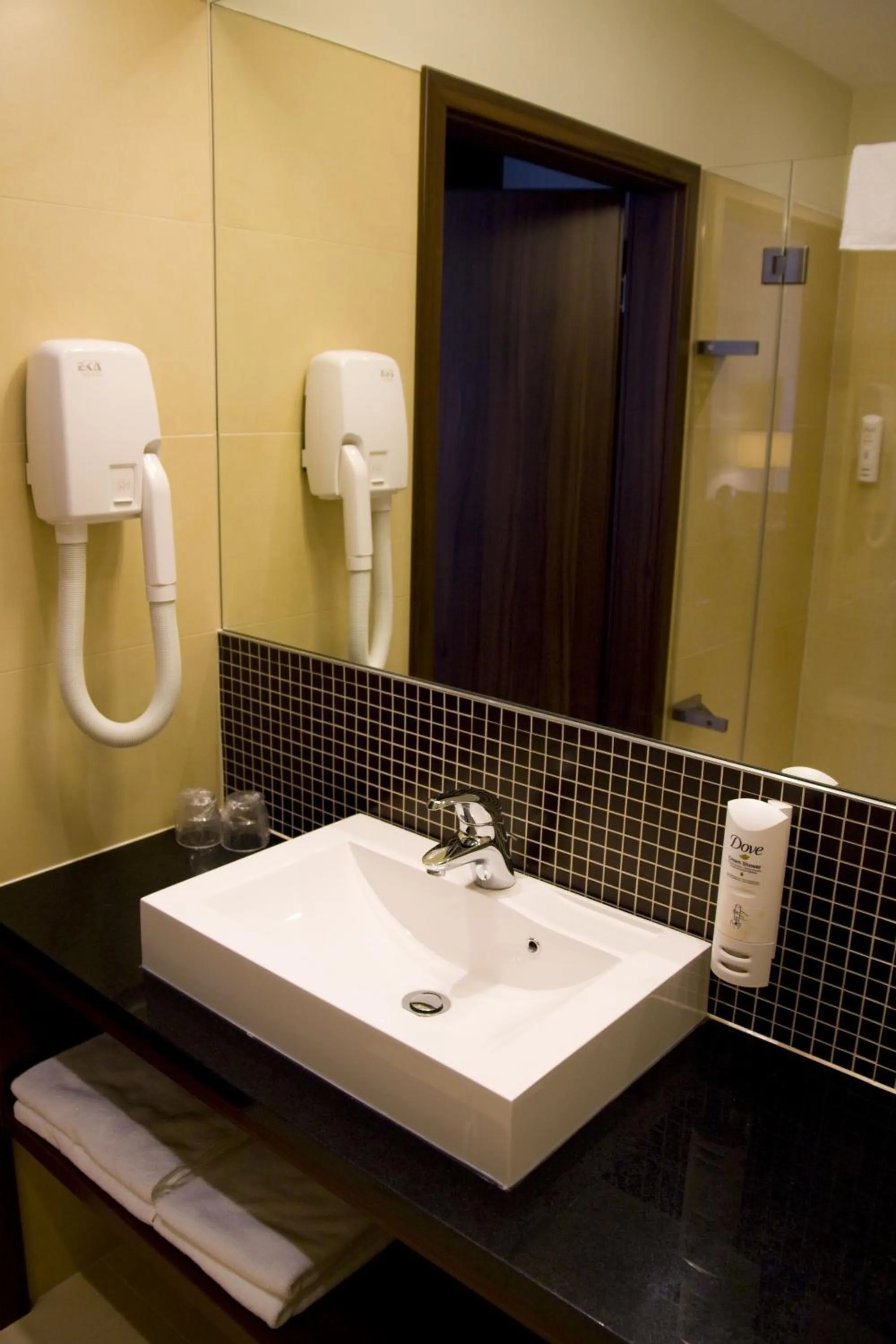 Shower in Mercure Warszawa Airport