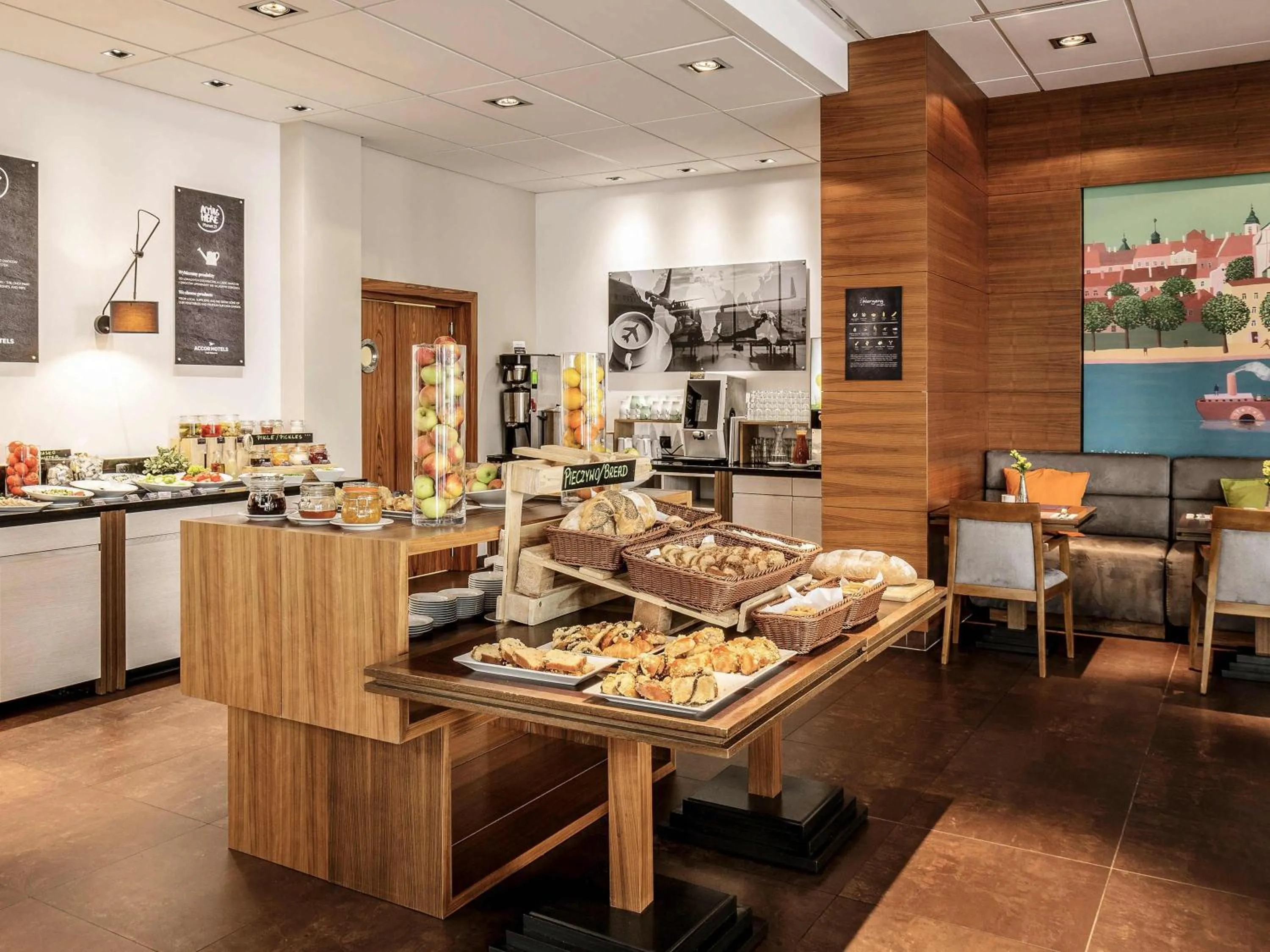 Restaurant/places to eat in Mercure Warszawa Airport