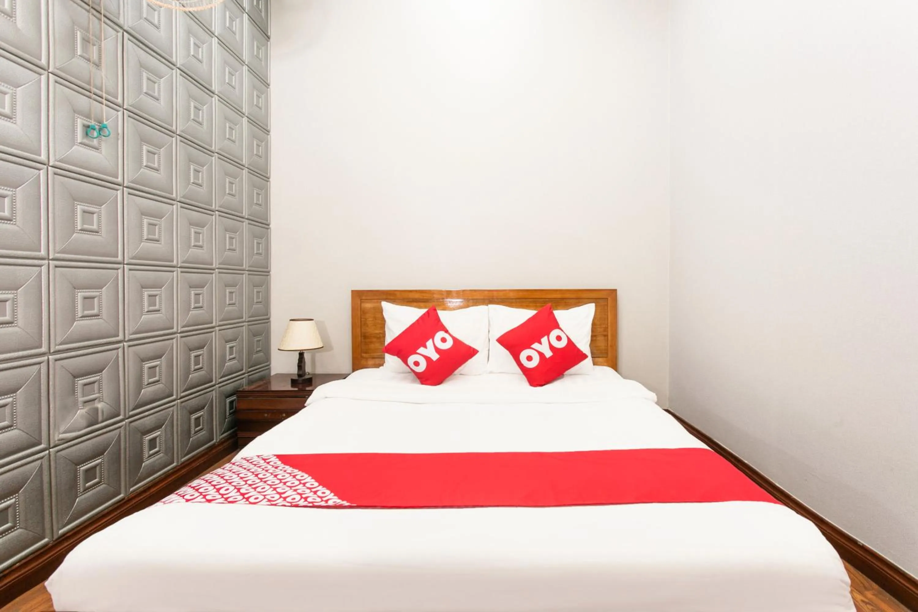 Bathroom, Bed in Honey Hotel Da Nang