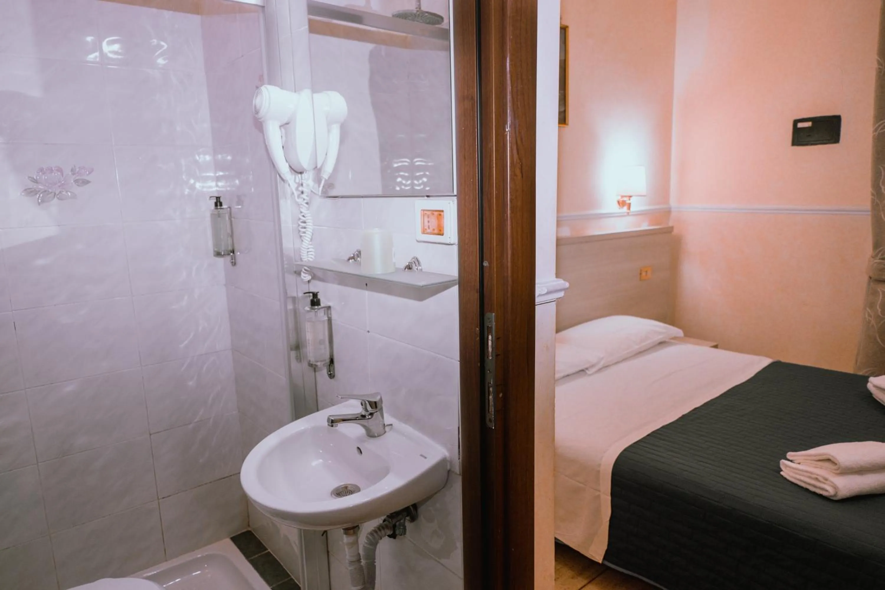 Shower, Bed in Hotel Aristotele