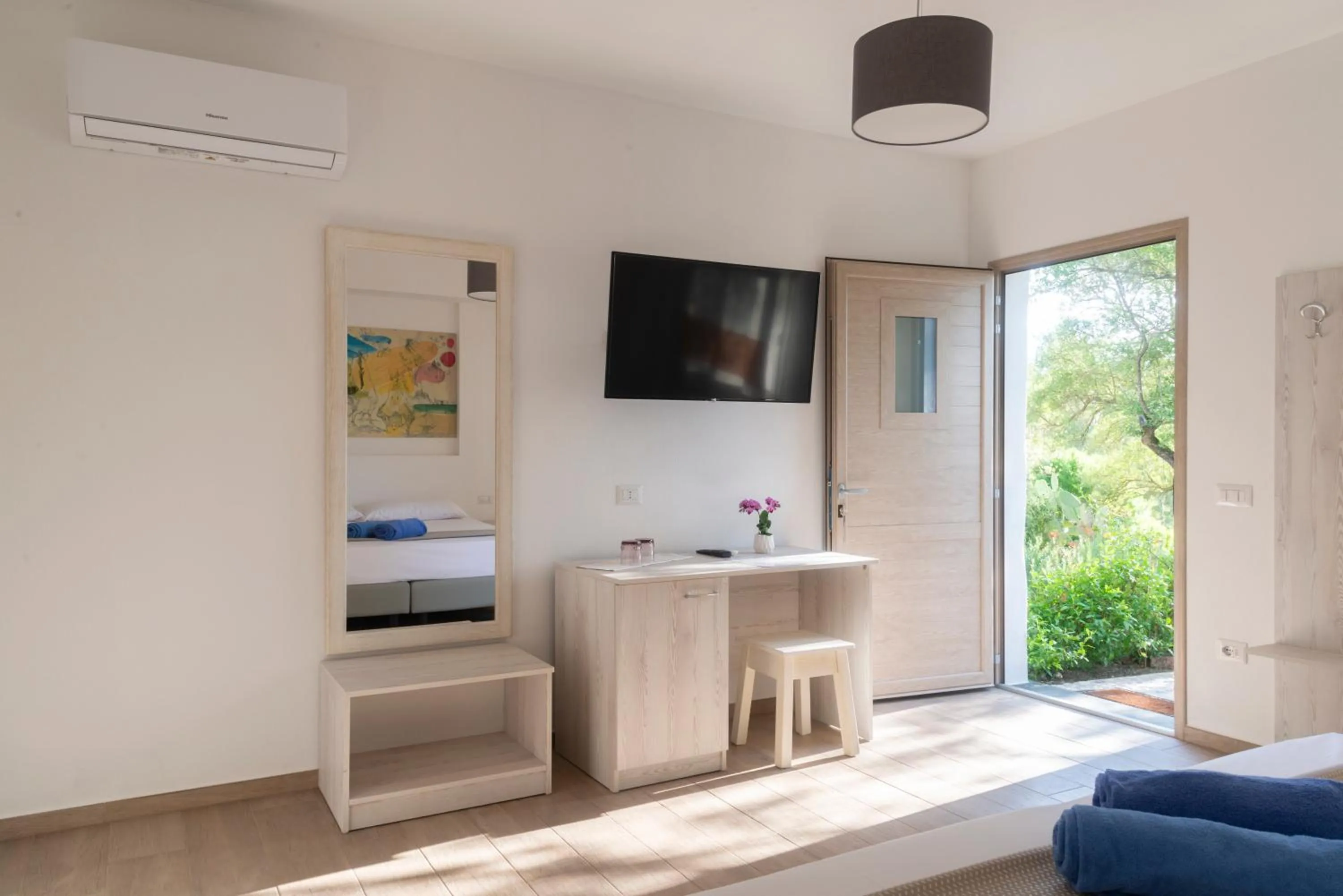 TV and multimedia in Hotel Villa Cedrino